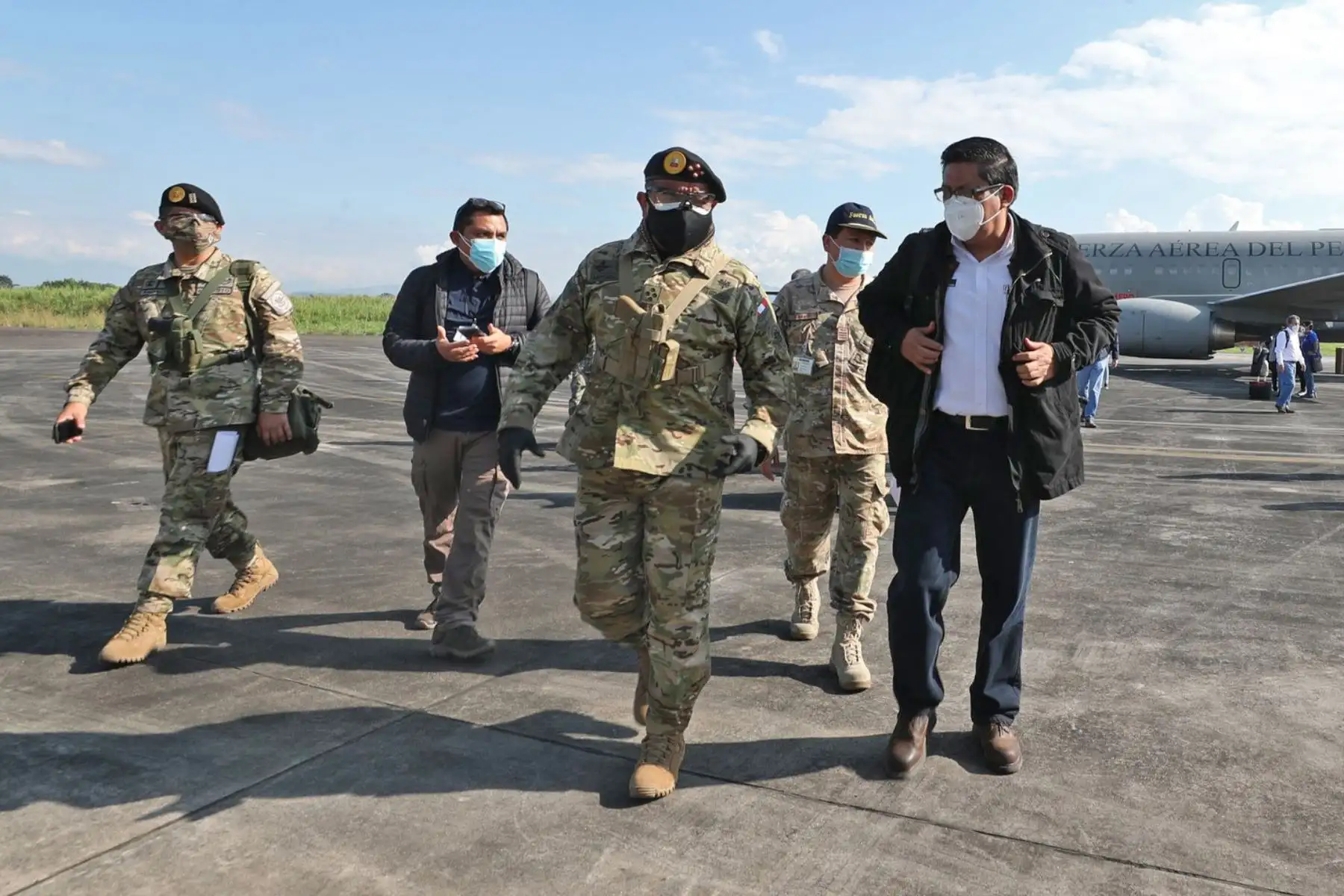 El presidente del Consejo de Ministros, Vicente Zeballos junto a ministros de trabajo y cultura, arriban a Tarapoto, donde entregarán medicamentos, equipos de protección personal, 5 ventiladores mecánicos y 5000 pruebas rápidas en beneficio de la población de la región San Martín. Foto: PCM