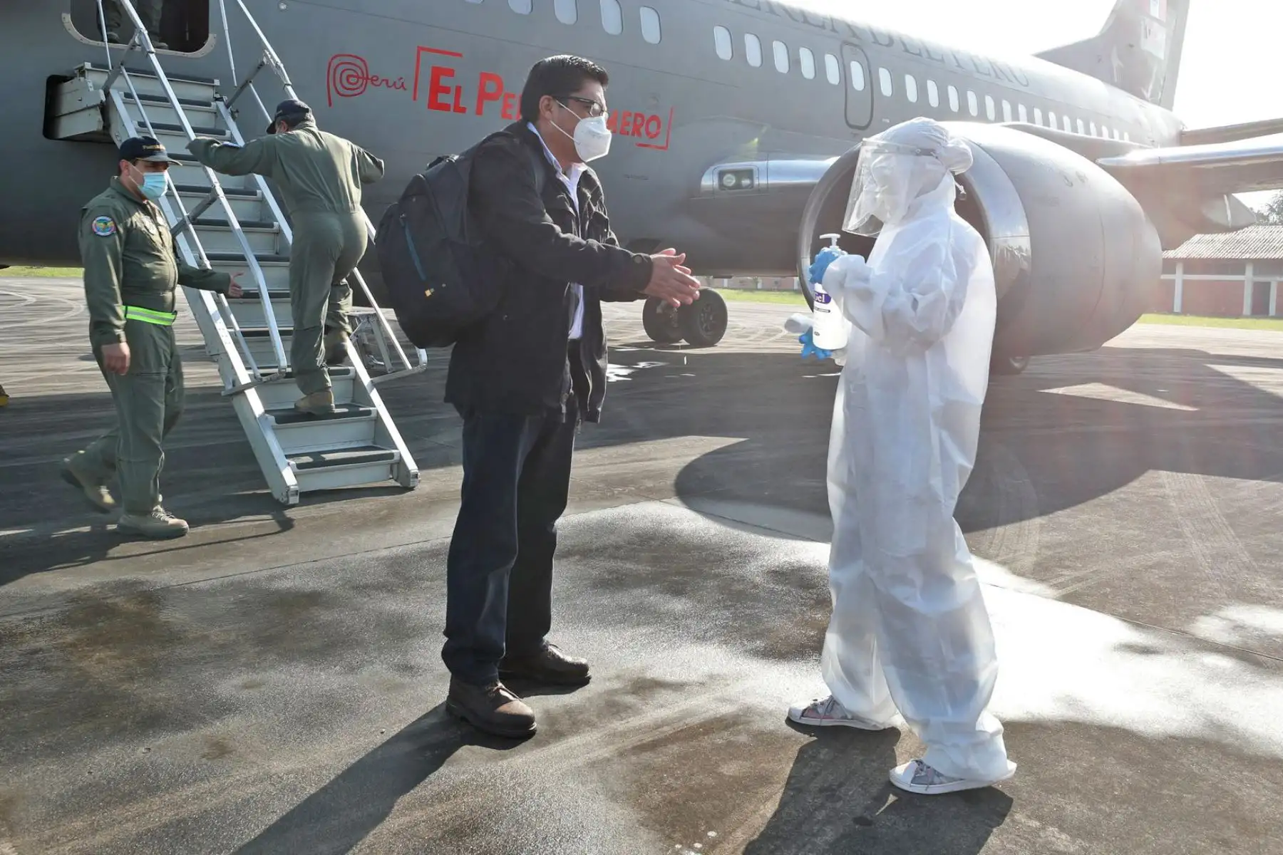 El presidente del Consejo de Ministros, Vicente Zeballos junto a ministros de trabajo y cultura, arriban a Tarapoto, donde entregarán medicamentos, equipos de protección personal, 5 ventiladores mecánicos y 5000 pruebas rápidas en beneficio de la población de la región San Martín. Foto: PCM
