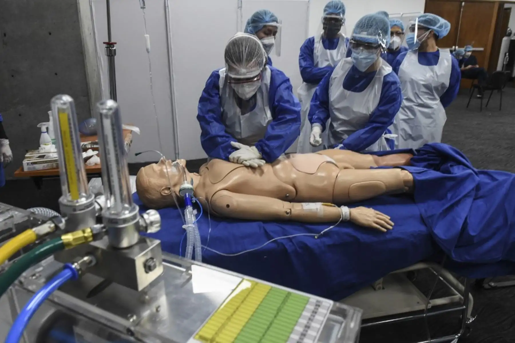 Los trabajadores de salud participan en una sesión de capacitación para aprender a usar ventiladores de emergencia en Medellín, Colombia. Foto: AFP