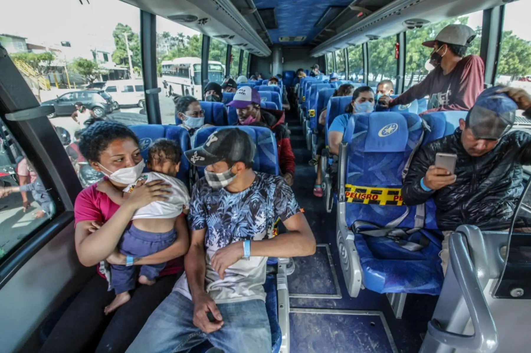 Los venezolanos se sientan en un autobús mientras los transfieren desde el punto de cruce internacional Simón Bolívar al Puente Internacional Tienditas, donde serán alojados en tiendas de campaña, en Cúcuta, Colombia, en la frontera con Venezuela. Foto: AFP
