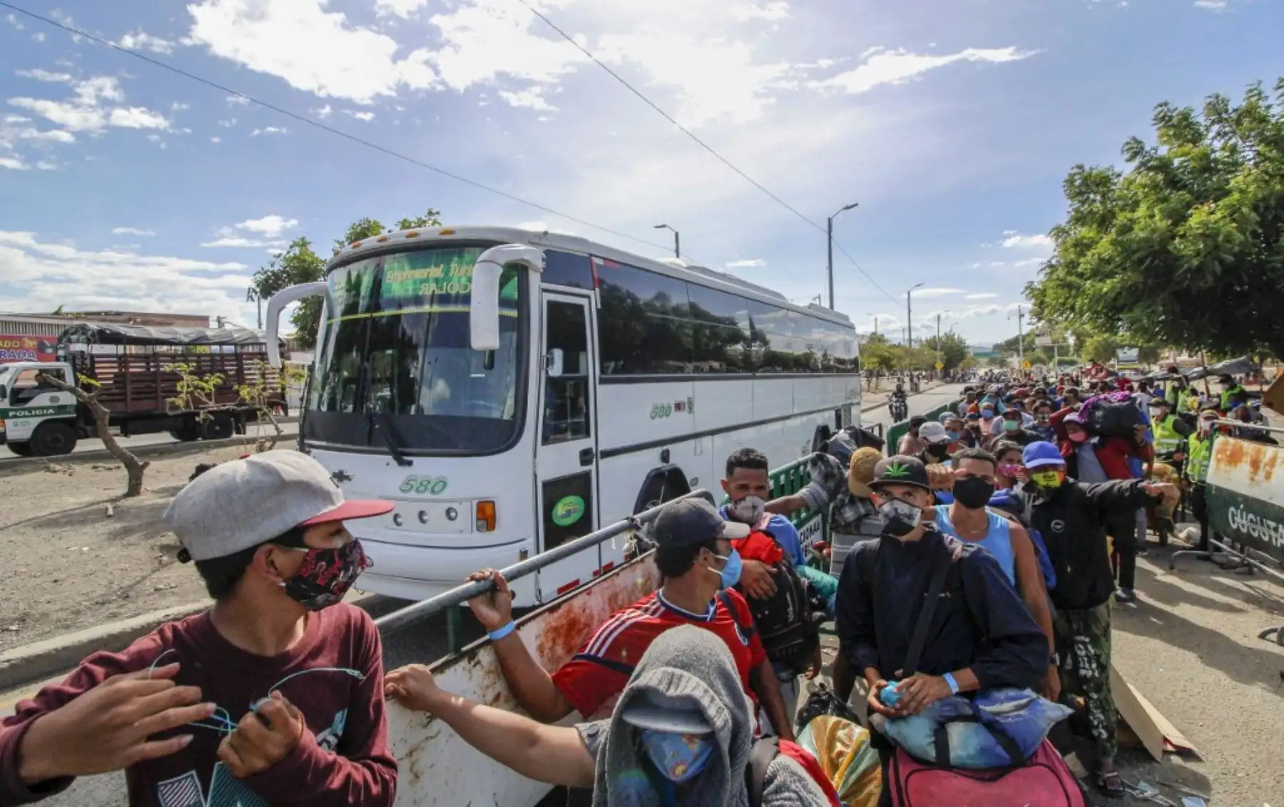 Los venezolanos hacen cola mientras son transferidos desde el punto de cruce internacional Simón Bolívar hasta el Puente Internacional Tienditas, donde serán alojados en tiendas de campaña, en Cúcuta, Colombia. Foto: AFP