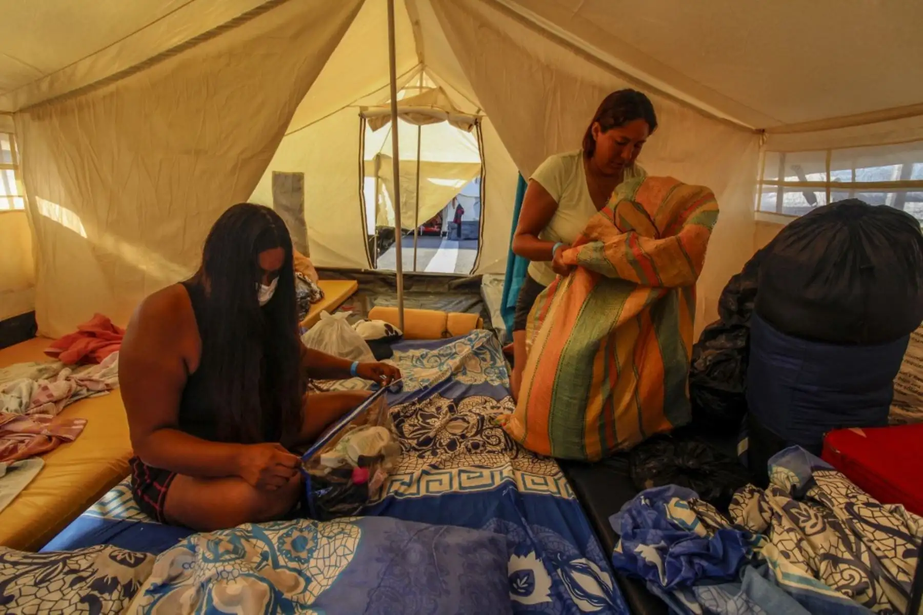 Los migrantes venezolanos se sientan en una carpa instalada en el Puente Internacional Tienditas en Cúcuta, Colombia, en la frontera con Venezuela. Foto: AFP
