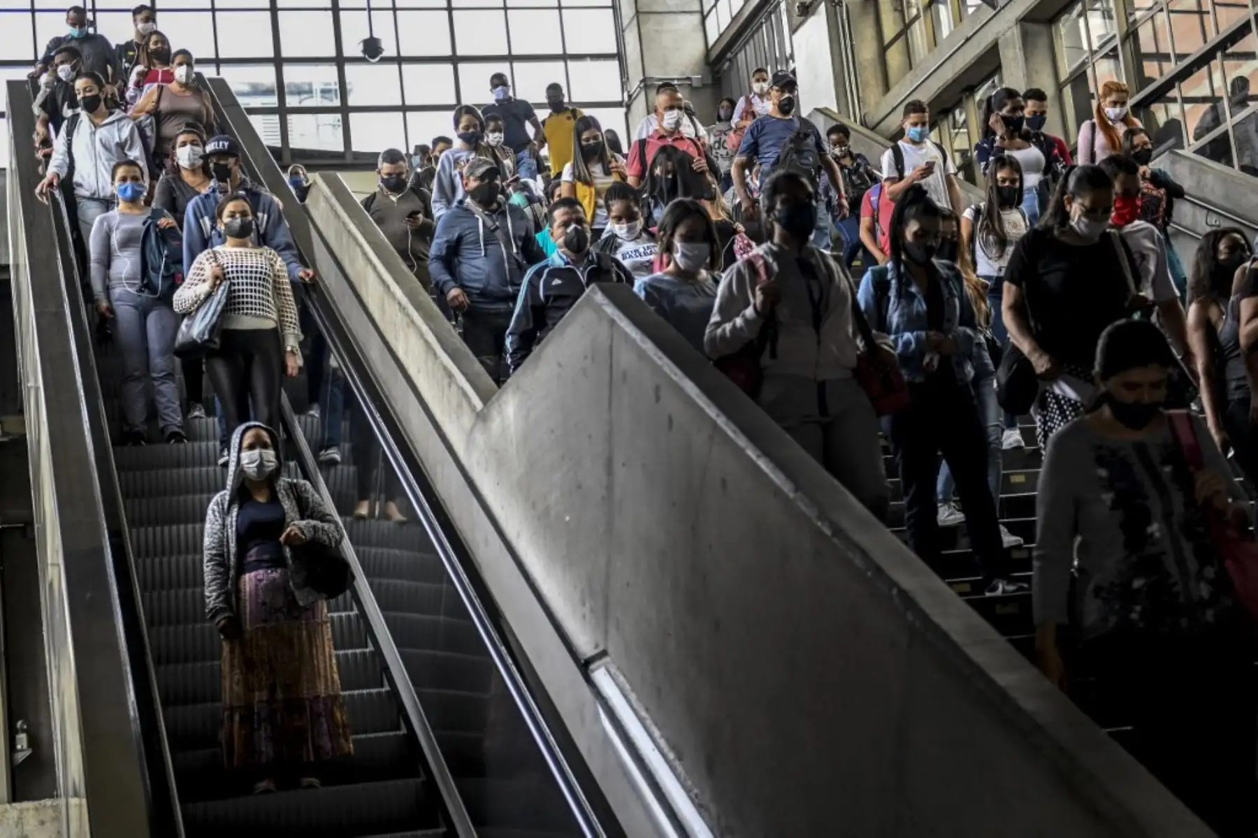 Las personas usan mascarillas como medidas preventivas contra la propagación del nuevo coronavirus COVID-19, en una estación de metro en Medellín. Foto: AFP