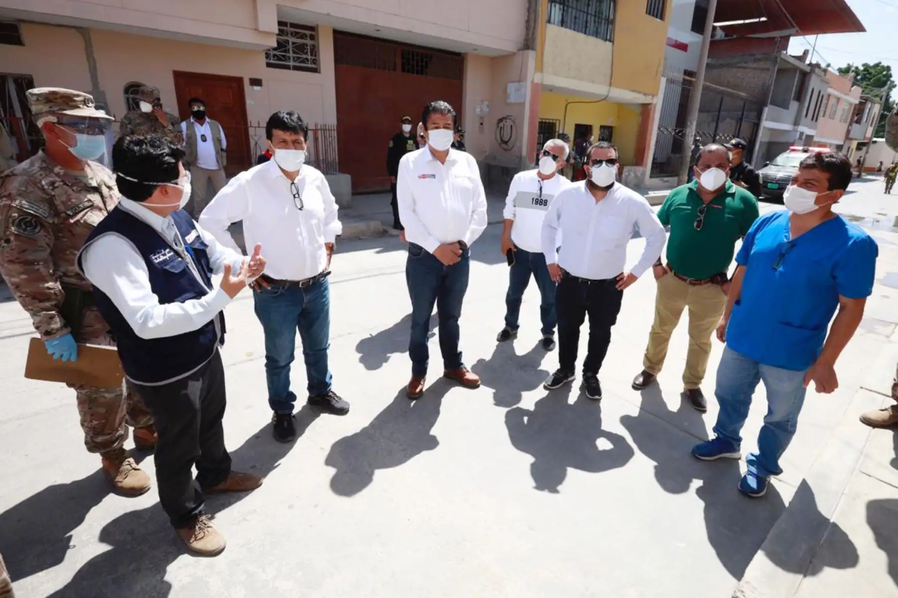 Ministro de Vivienda, Rodolfo Yáñez supervisa la aplicación del Plan  “Te Cuido Perú” y la Operación Territorial de Ayuda para el Tratamiento y Aislamiento frente al covid-19  en el mercado de Castilla y zonas aledañas de Piura.
Foto: Ministerio de Vivienda
