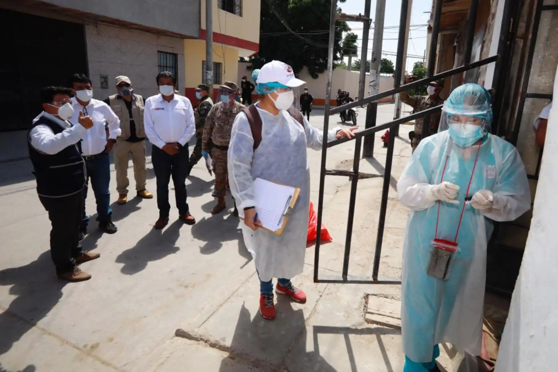 Ministro de Vivienda, Rodolfo Yáñez supervisa la aplicación del Plan  “Te Cuido Perú” y la Operación Territorial de Ayuda para el Tratamiento y Aislamiento frente al covid-19  en el mercado de Castilla y zonas aledañas de Piura.
Foto: Ministerio de Vivienda