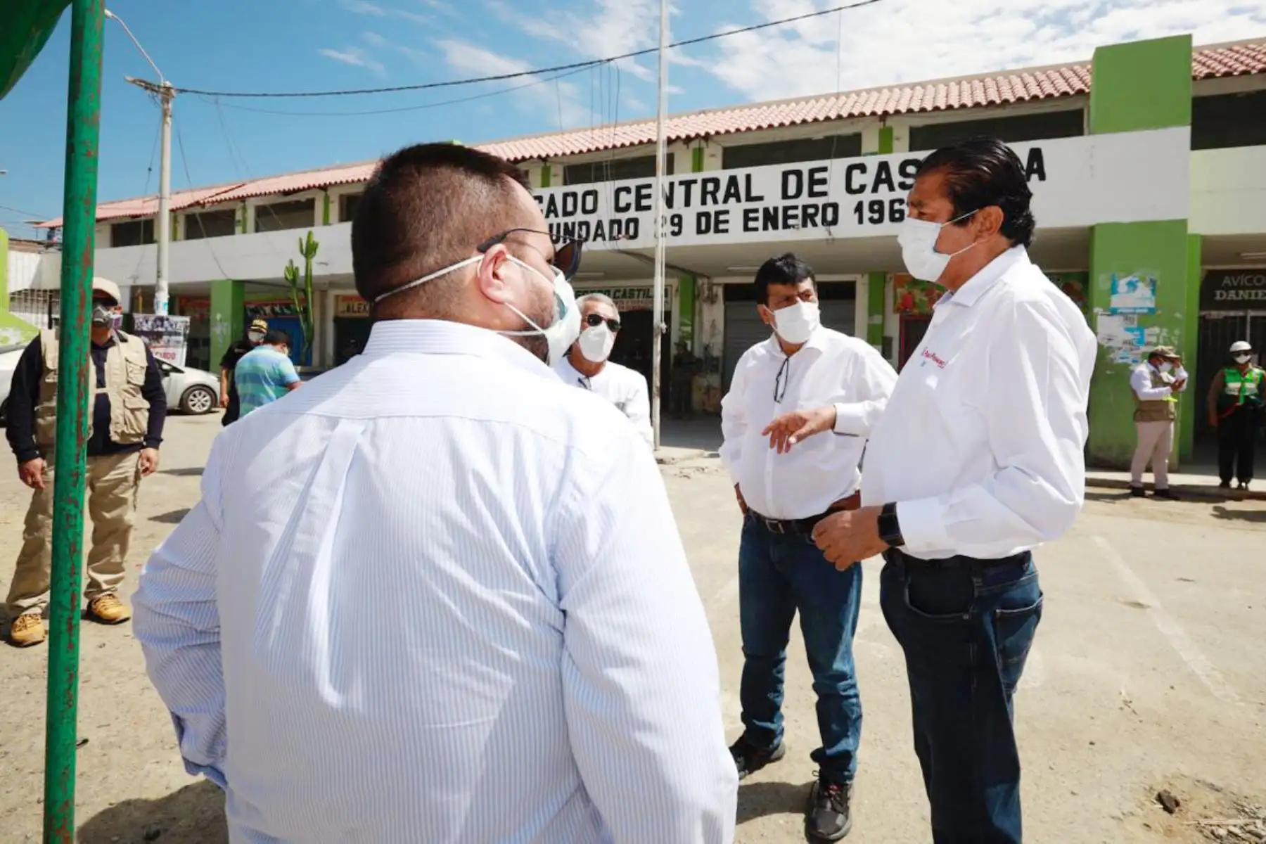 Ministro de Vivienda, Rodolfo Yáñez supervisa la aplicación del Plan  “Te Cuido Perú” y la Operación Territorial de Ayuda para el Tratamiento y Aislamiento frente al covid-19  en el mercado de Castilla y zonas aledañas de Piura.
Foto: Ministerio de Vivienda