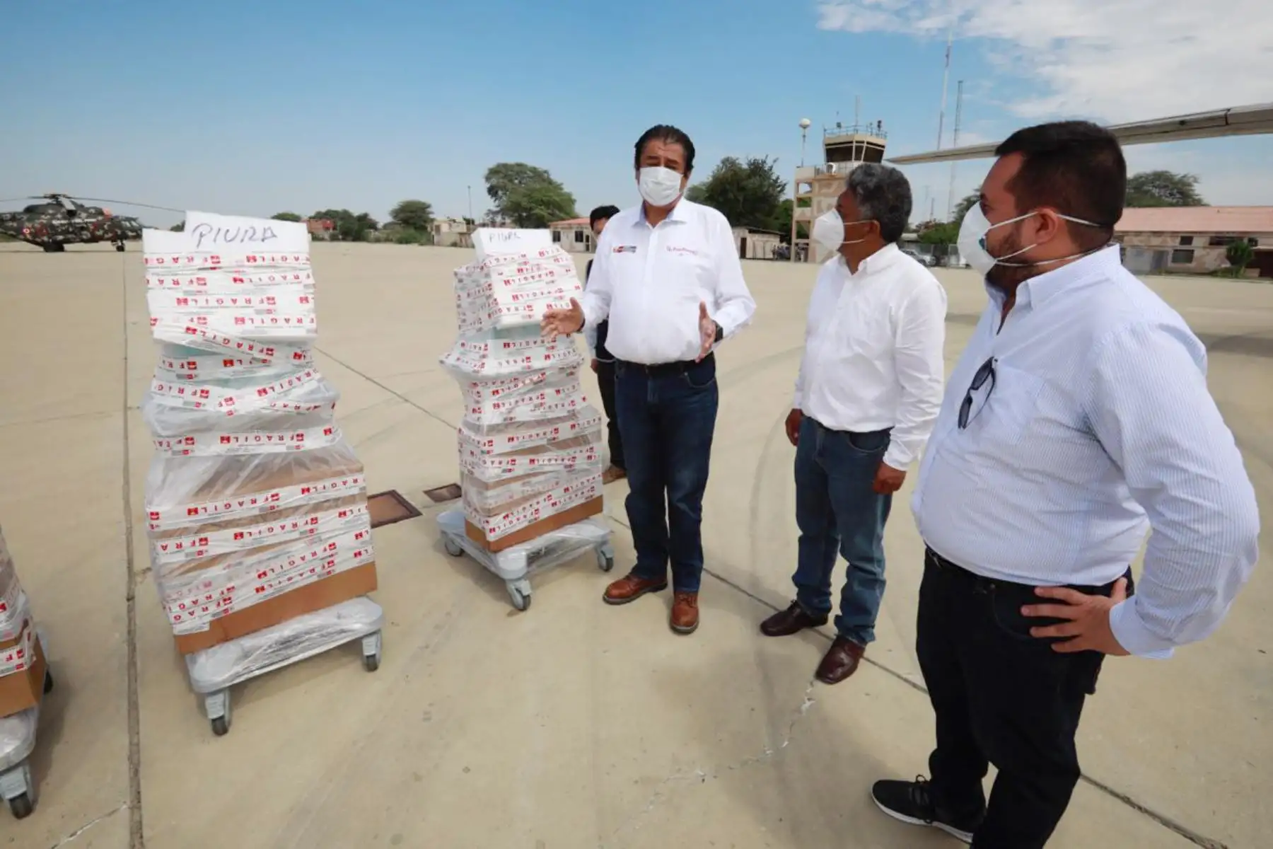 Ministro de Vivienda, Rodolfo Yáñez entrega a las autoridades de la región  Piura el cargamento de 2 toneladas de medicinas, equipos médicos y de protección personal, y 5 ventiladores mecánicos para la atención de pacientes con covid -19.
Foto: Ministerio de Vivienda