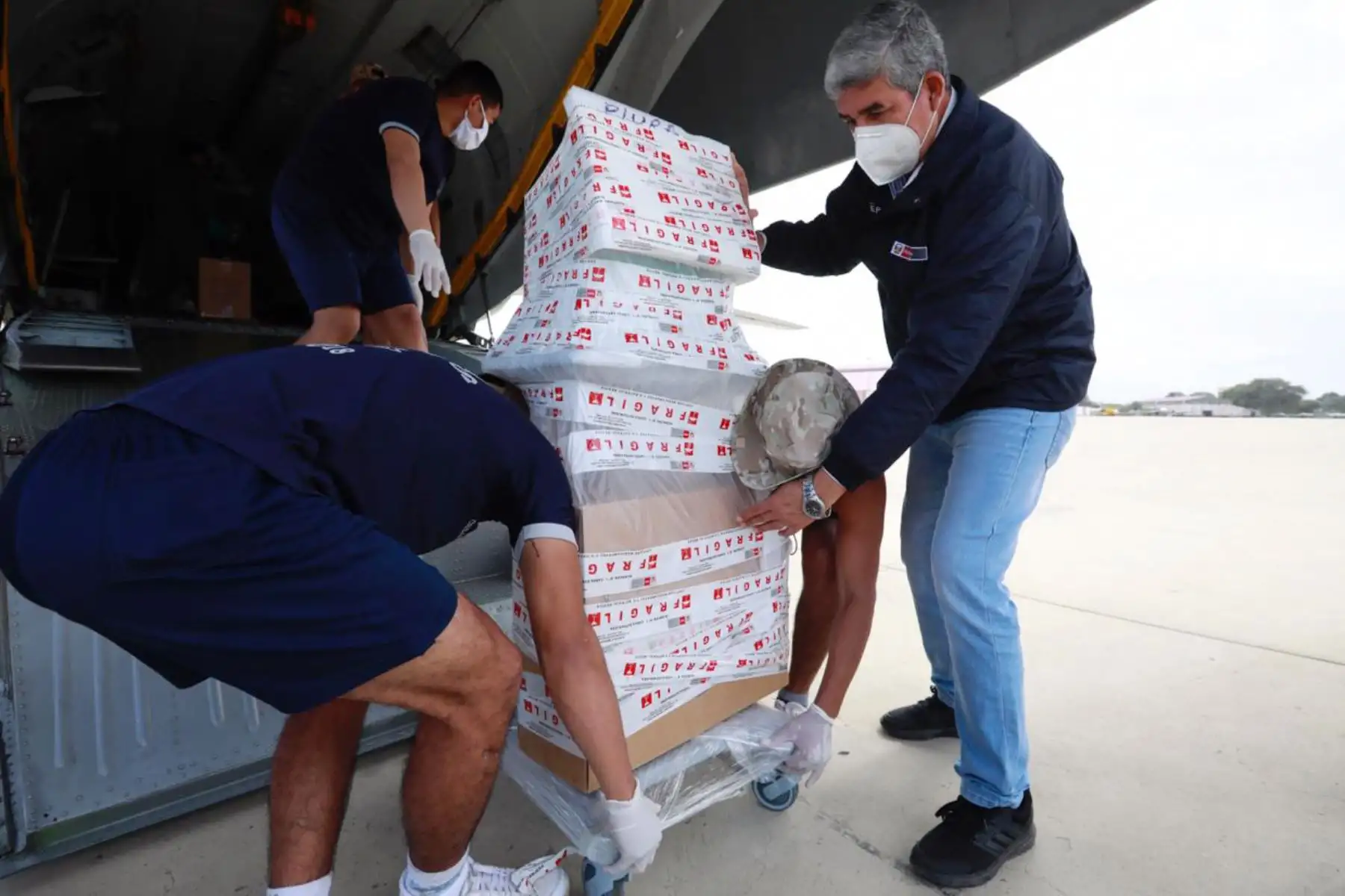 Ministro de Vivienda, Rodolfo Yáñez entrega a las autoridades de la región  Piura el cargamento de 2 toneladas de medicinas, equipos médicos y de protección personal, y 5 ventiladores mecánicos para la atención de pacientes con covid -19.
Foto: Ministerio de Vivienda