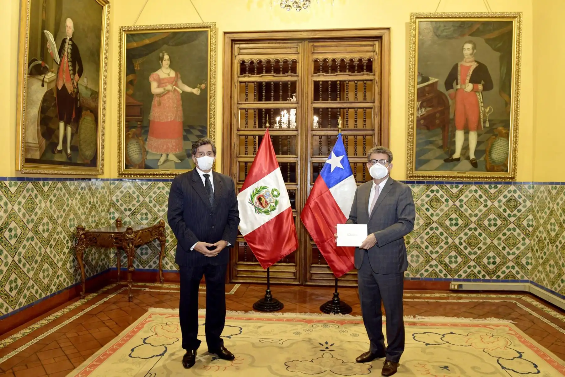En audiencia realizada  en el Palacio de Torre Tagle, el canciller 
Gustavo Meza Cuadra  recibe las copias de Cartas Credenciales del embajador designado de Chile en el Perú, Andrés Barbé González.
Foto: Cancillería del Perú