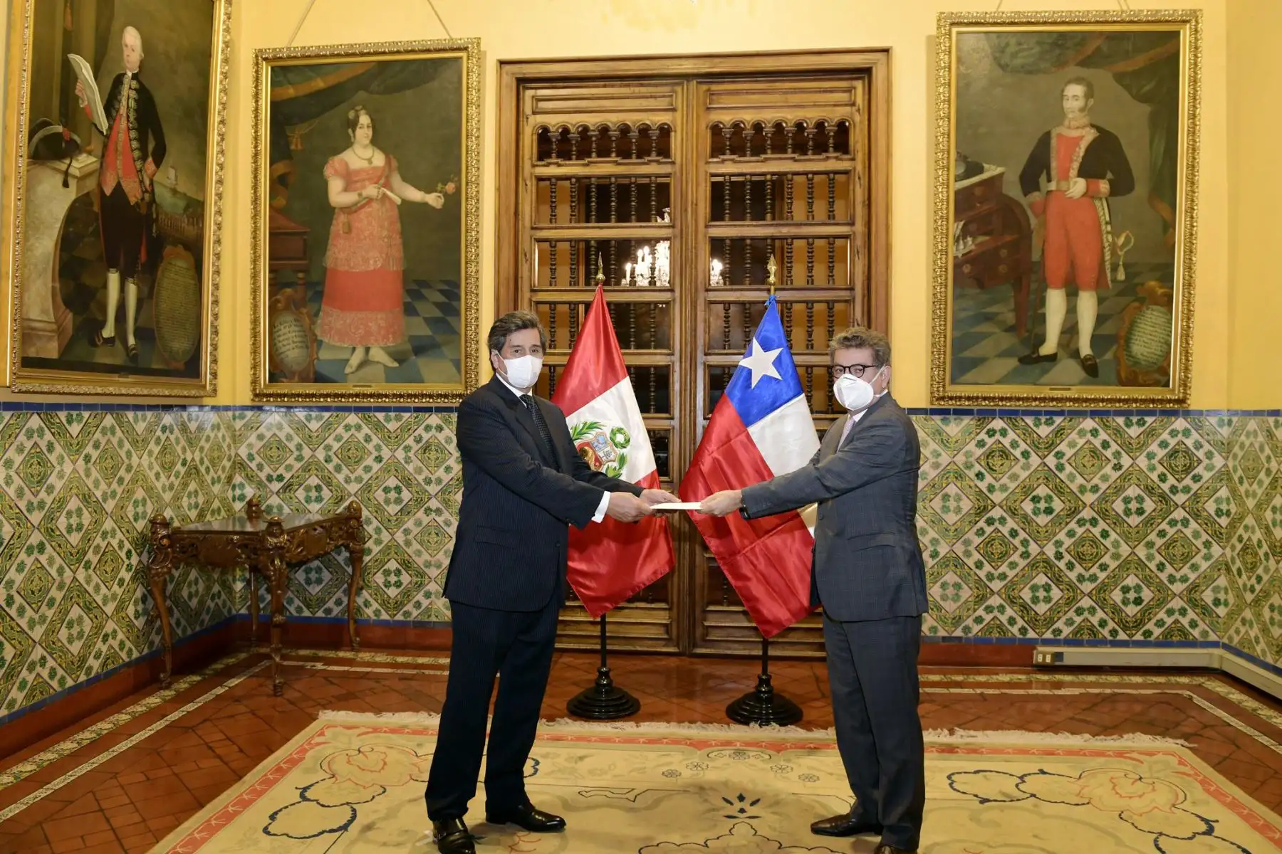 En audiencia realizada  en el Palacio de Torre Tagle, el canciller 
Gustavo Meza Cuadra  recibe las copias de Cartas Credenciales del embajador designado de Chile en el Perú, Andrés Barbé González.
Foto: Cancillería del Perú