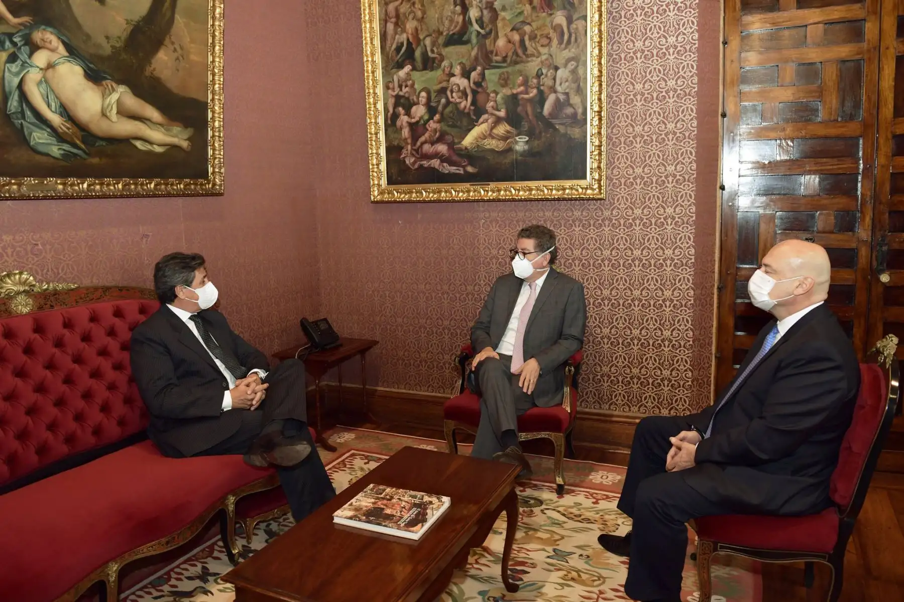 En audiencia realizada  en el Palacio de Torre Tagle, el canciller 
Gustavo Meza Cuadra  recibe las copias de Cartas Credenciales del embajador designado de Chile en el Perú, Andrés Barbé González.
Foto: Cancillería del Perú