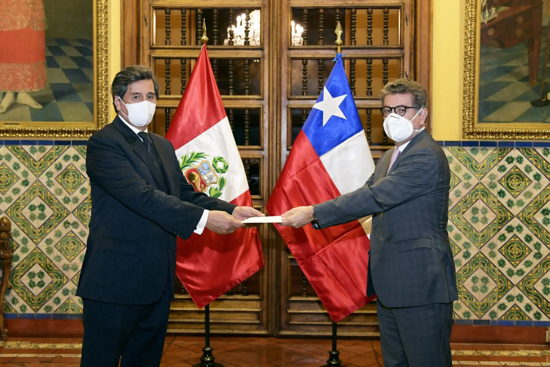 En audiencia realizada  en el Palacio de Torre Tagle, el canciller 
Gustavo Meza Cuadra  recibe las copias de Cartas Credenciales del embajador designado de Chile en el Perú, Andrés Barbé González.
Foto: Cancillería del Perú