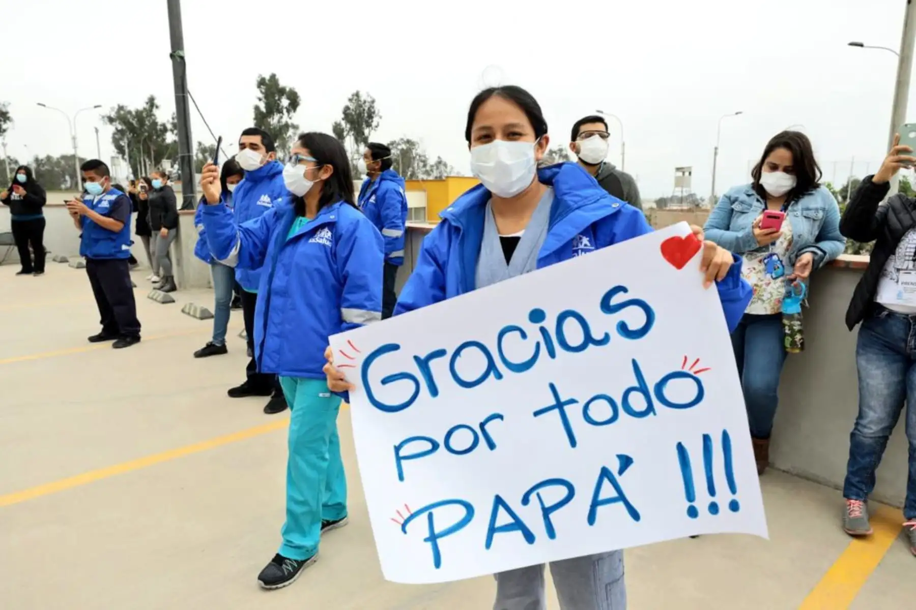 En víspera de la celebración por el Día del Padre , Essalud rinde homenaje a los pacientes que son padres y se encuentran aislados en la Villa Panamericana.
Foto: Essalud