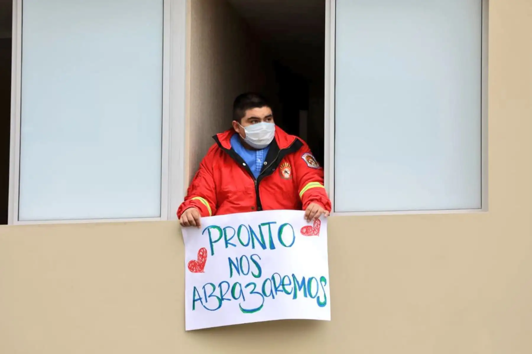 En víspera de la celebración por el Día del Padre , Essalud rinde homenaje a los pacientes que son padres y se encuentran aislados en la Villa Panamericana.
Foto: Essalud