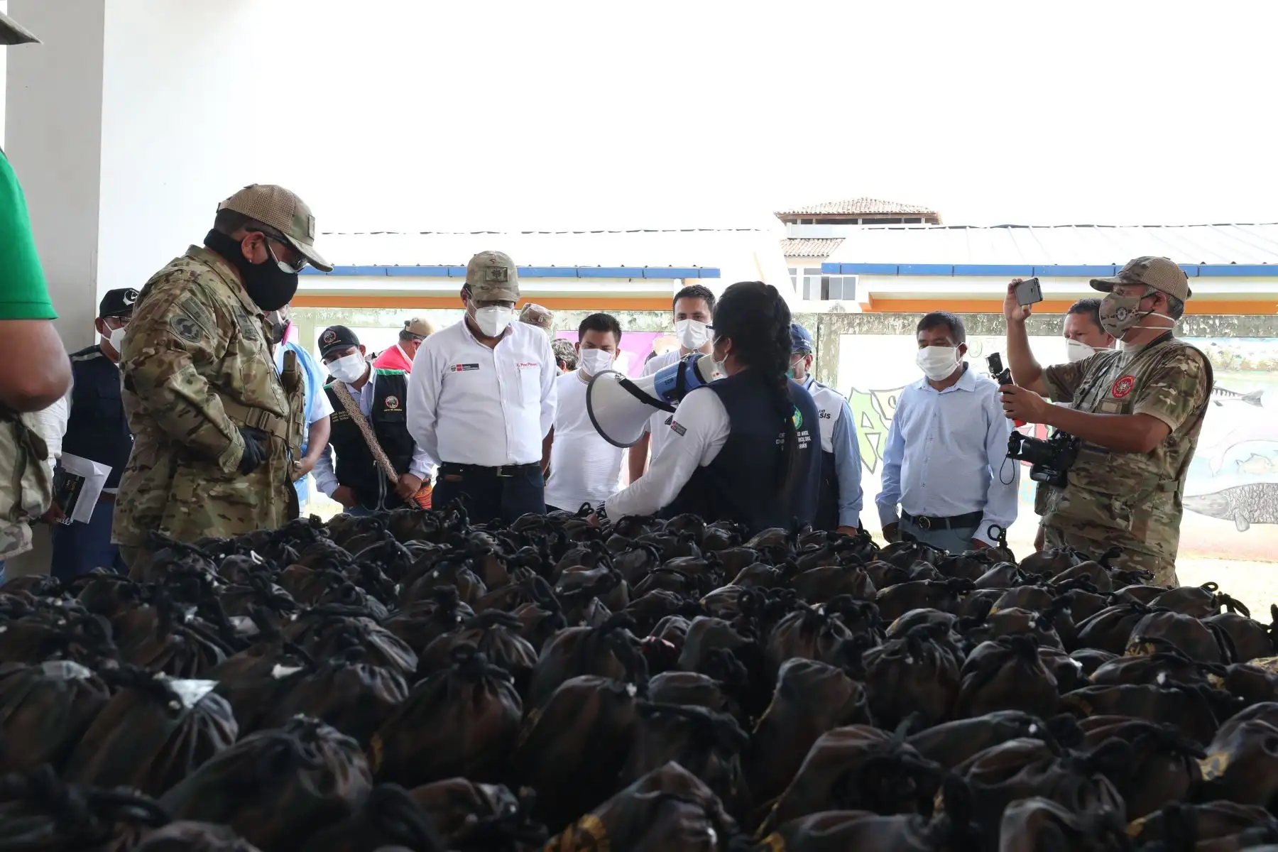 El presidente del Consejo de Ministros, Vicente Zeballos y el ministro de Cultura, Alejandro Neyra, participaron en la Acción Cívica Multisectorial en la ciudad de San Lorenzo de la región Loreto, donde se realizaron pruebas de covid -19 y visitaron el distrito de Cahuapasu donde por primera vez llega una autoridad del gobierno nacional.
Foto: PCM