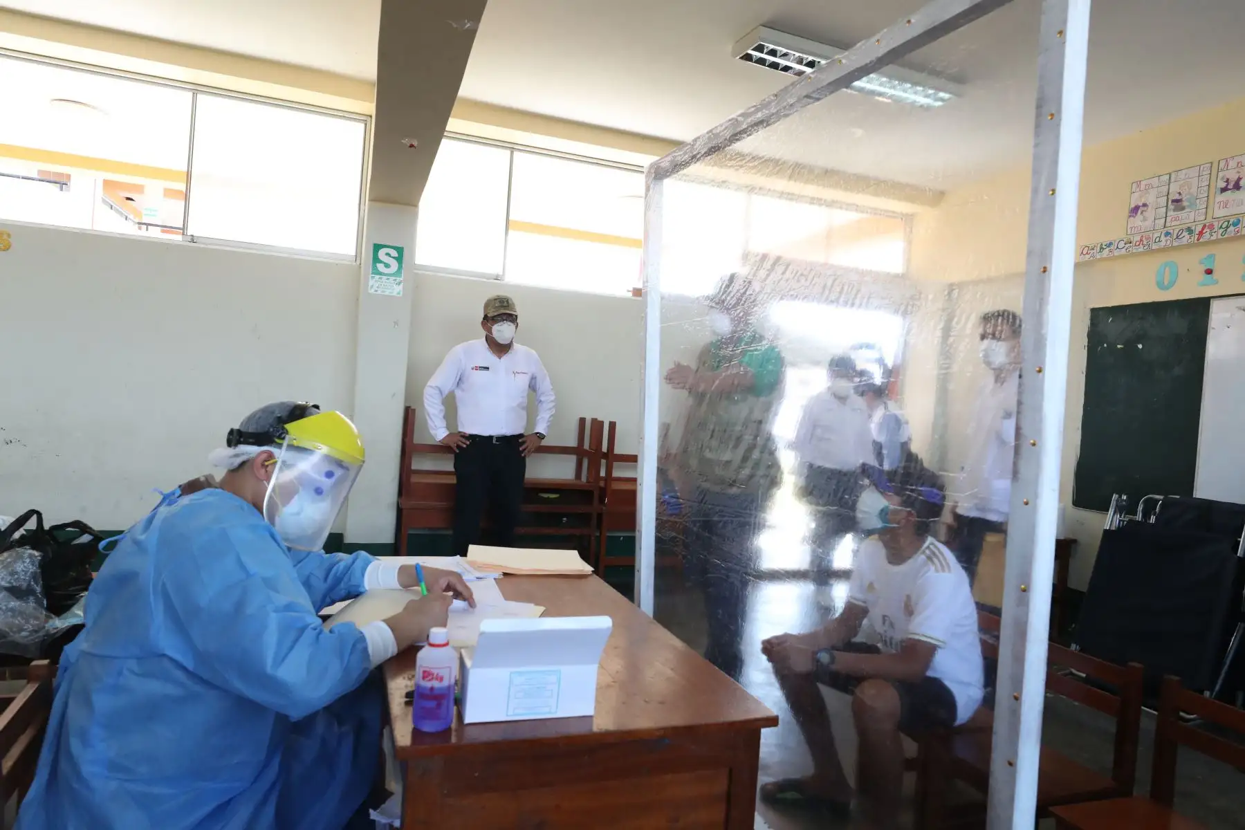 El presidente del Consejo de Ministros, Vicente Zeballos y el ministro de Cultura, Alejandro Neyra, participaron en la Acción Cívica Multisectorial en la ciudad de San Lorenzo de la región Loreto, donde se realizaron pruebas de covid -19 y visitaron el distrito de Cahuapasu donde por primera vez llega una autoridad del gobierno nacional.
Foto: PCM