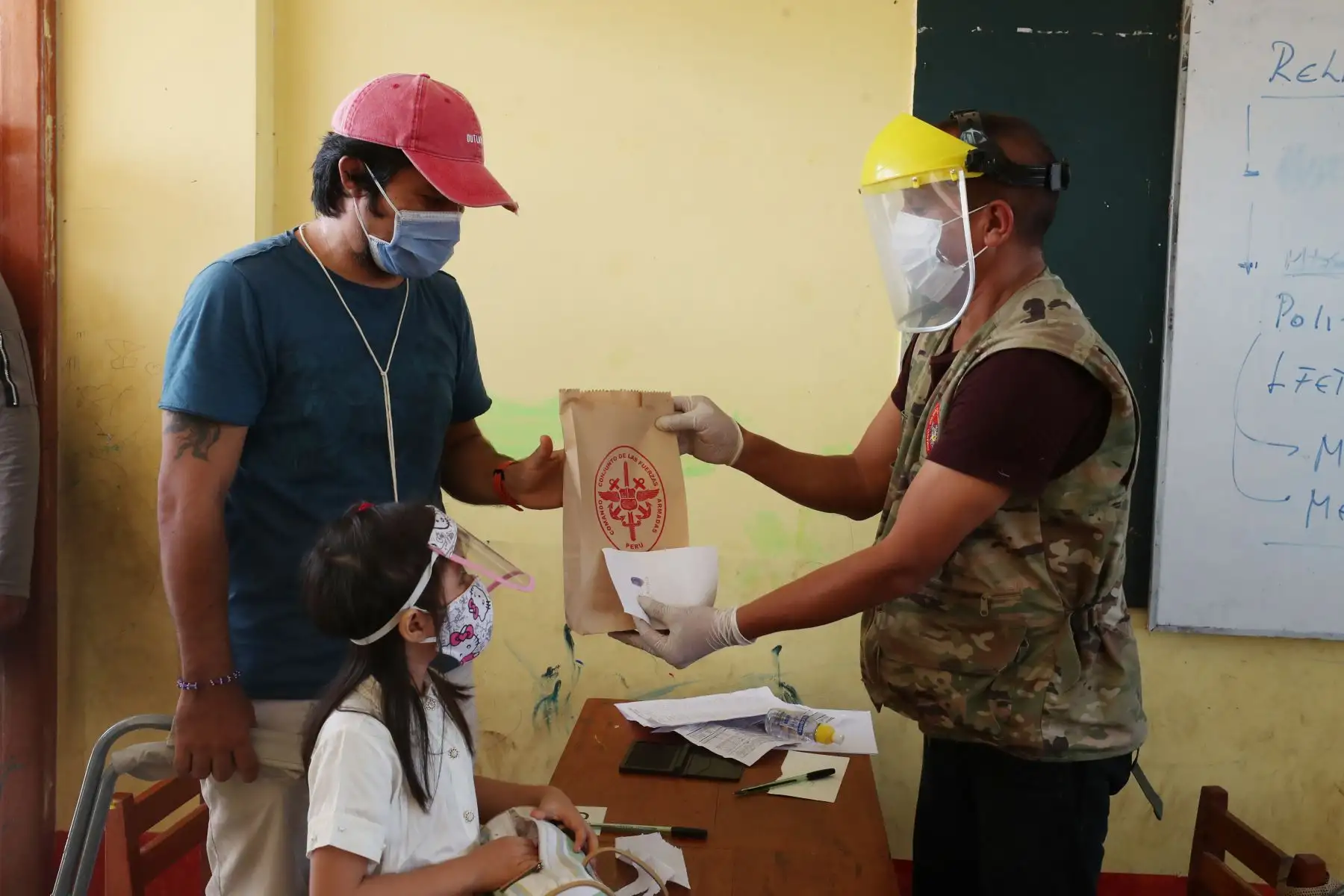 El presidente del Consejo de Ministros, Vicente Zeballos y el ministro de Cultura, Alejandro Neyra, participaron en la Acción Cívica Multisectorial en la ciudad de San Lorenzo de la región Loreto, donde se realizaron pruebas de covid -19 y visitaron el distrito de Cahuapasu donde por primera vez llega una autoridad del gobierno nacional.
Foto: PCM
