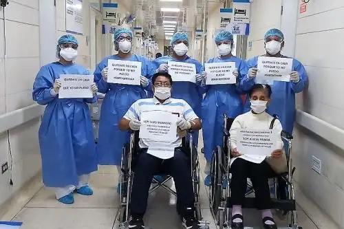 Pacientes reciben el alta médica en la red Sabogal de EsSalud tras vencer al covid-19.