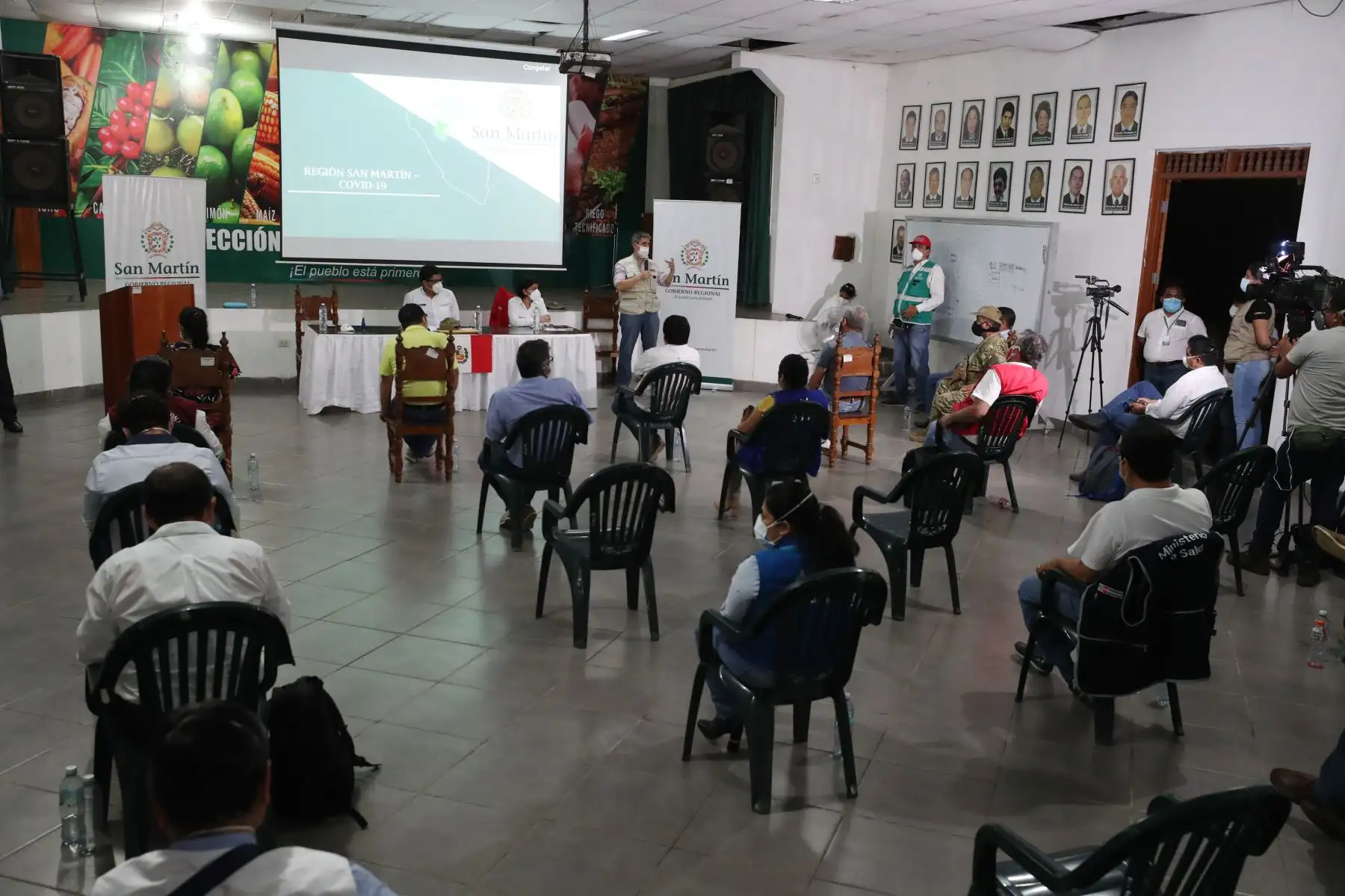Para evaluar las medidas implementadas en la región San Martín, el presidente del Consejo de Ministros Vicente participa en la sesión del Comando covid -19 , junto a los titulares de Trabajo y Cultura quienes  recibieron un diagnóstico de las acciones de dicho grupo de trabajo.
Foto: PCM