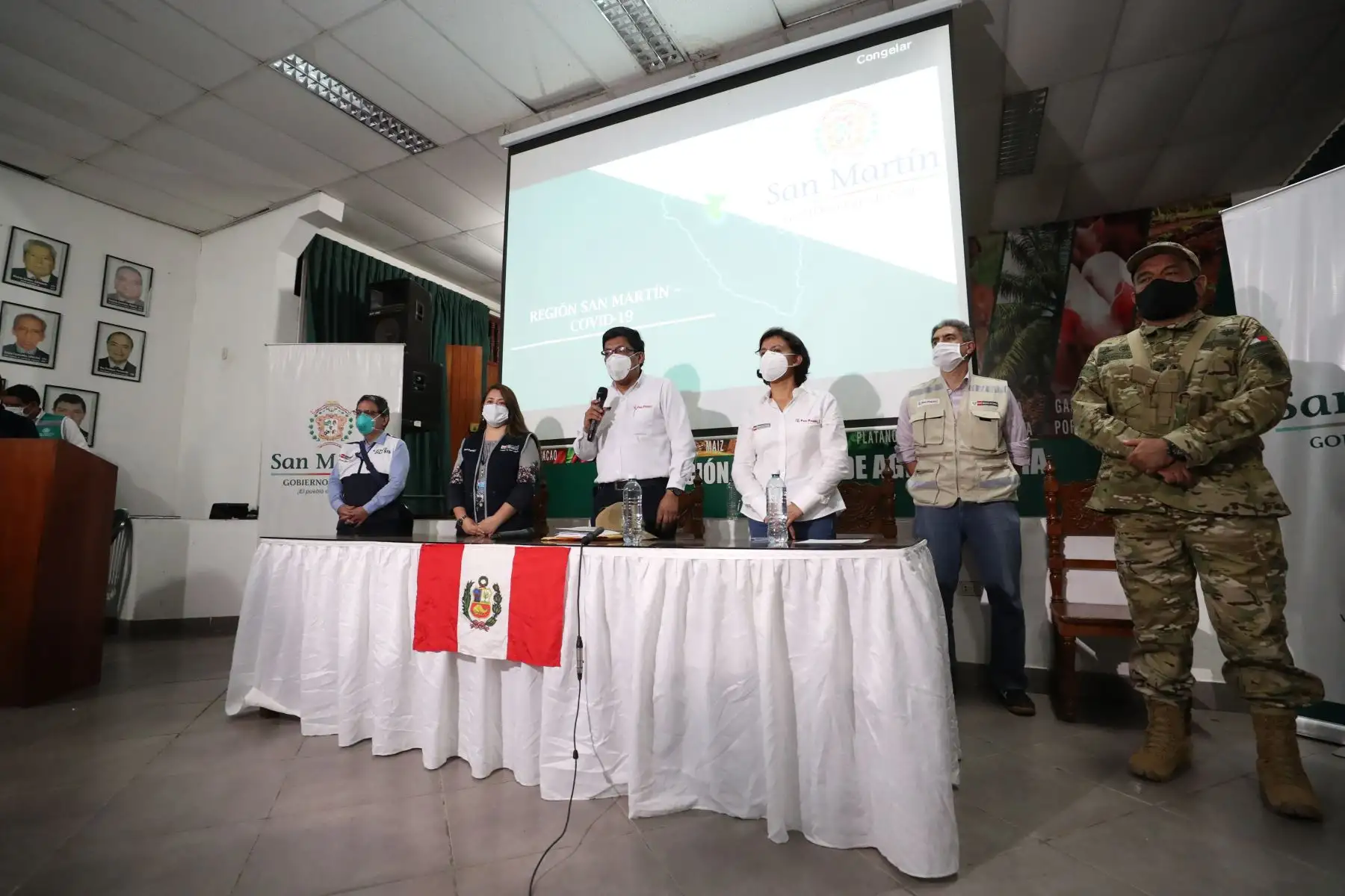 Para evaluar las medidas implementadas en la región San Martín, el presidente del Consejo de Ministros Vicente participa en la sesión del Comando covid -19 , junto a los titulares de Trabajo y Cultura quienes  recibieron un diagnóstico de las acciones de dicho grupo de trabajo.
Foto: PCM
