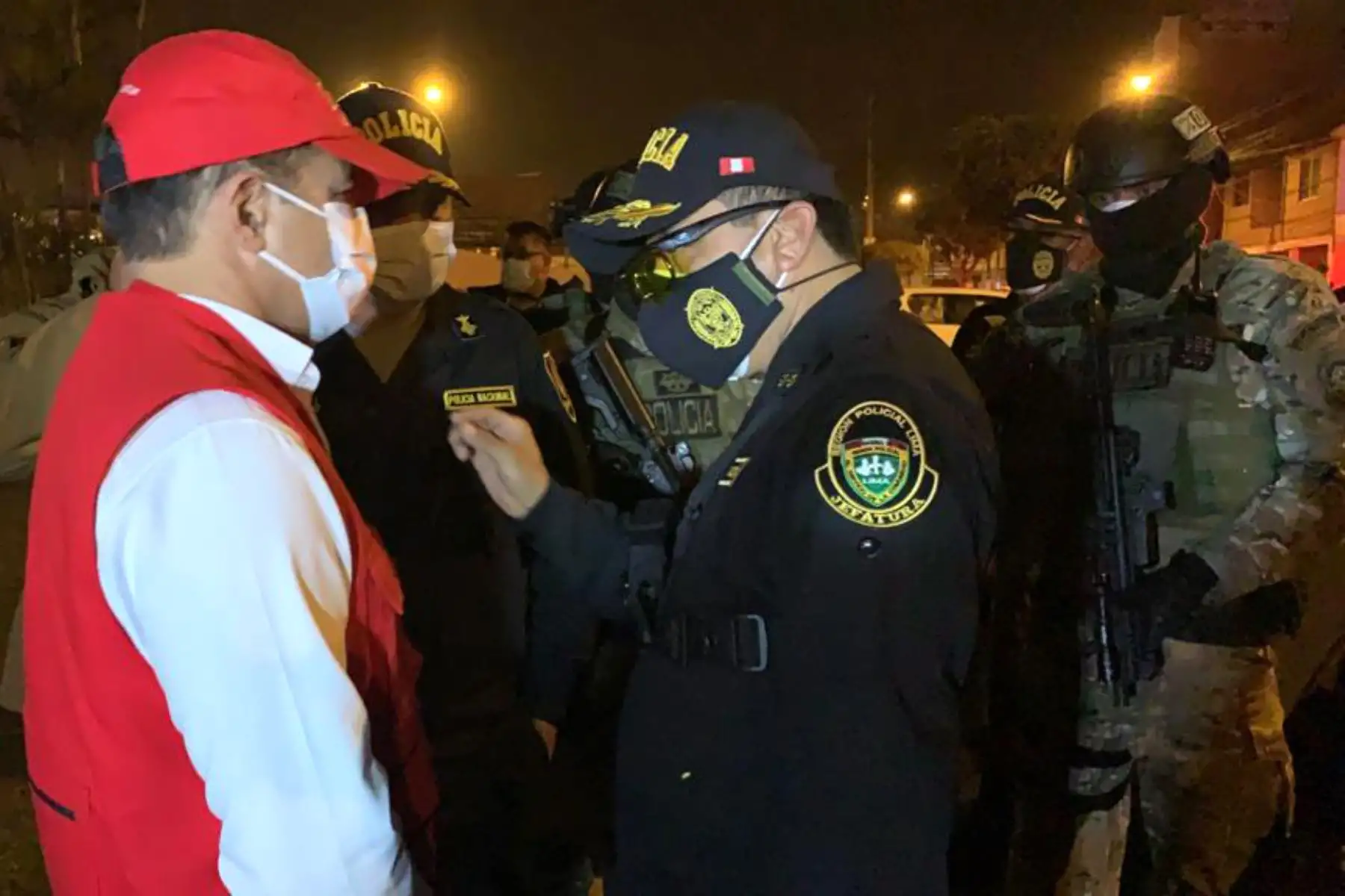 Ministro del Interior, Gastón Rodríguez lidera megaoperativo policial contra la delincuencia común y los infractores del Estado de Emergencia para frenar la propagación del Covid_19 en el distrito de Comas, donde el despliegue de efectivos se realiza por tierra y aire.
Foto:Mininter