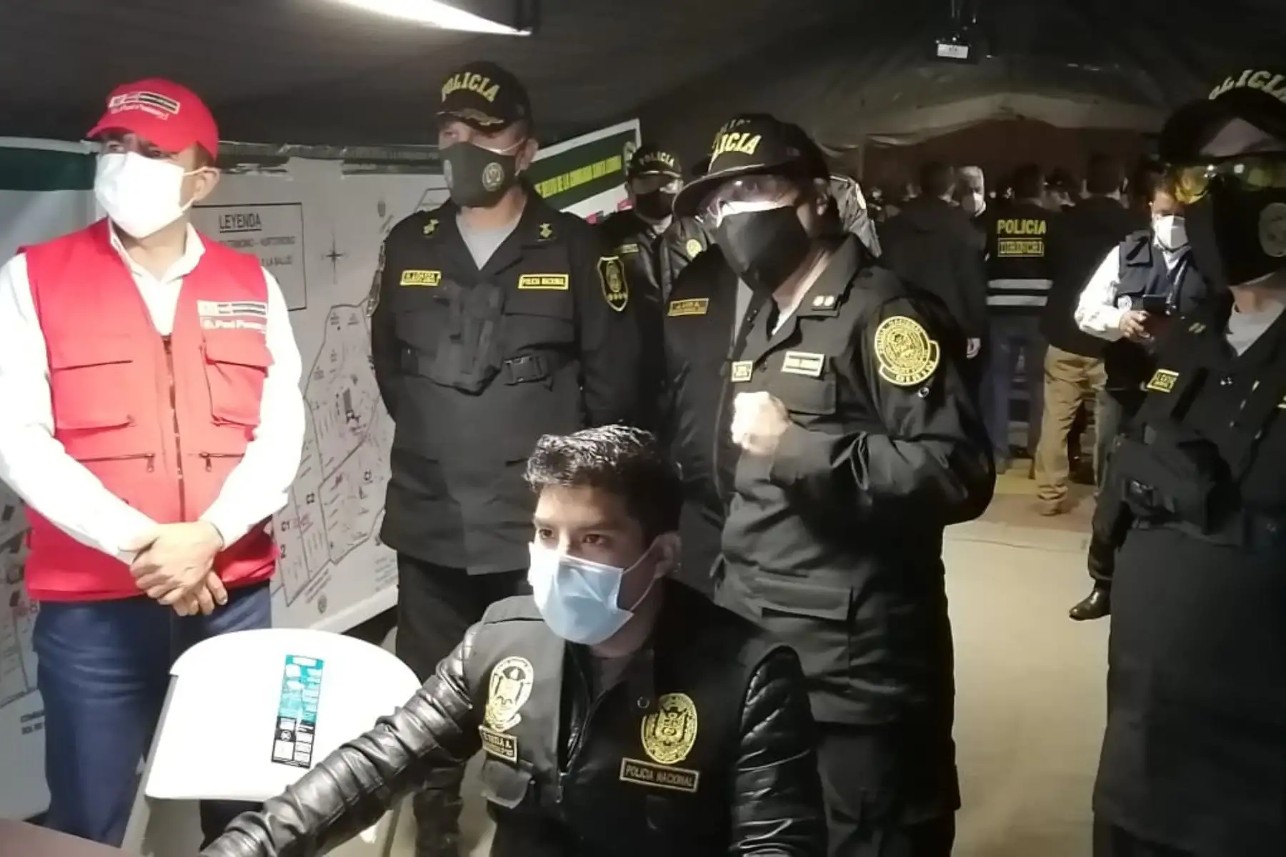 Ministro del Interior, Gastón Rodríguez lidera megaoperativo policial contra la delincuencia común y los infractores del Estado de Emergencia para frenar la propagación del Covid_19 en el distrito de Comas, donde el despliegue de efectivos se realiza por tierra y aire.
Foto:Mininter