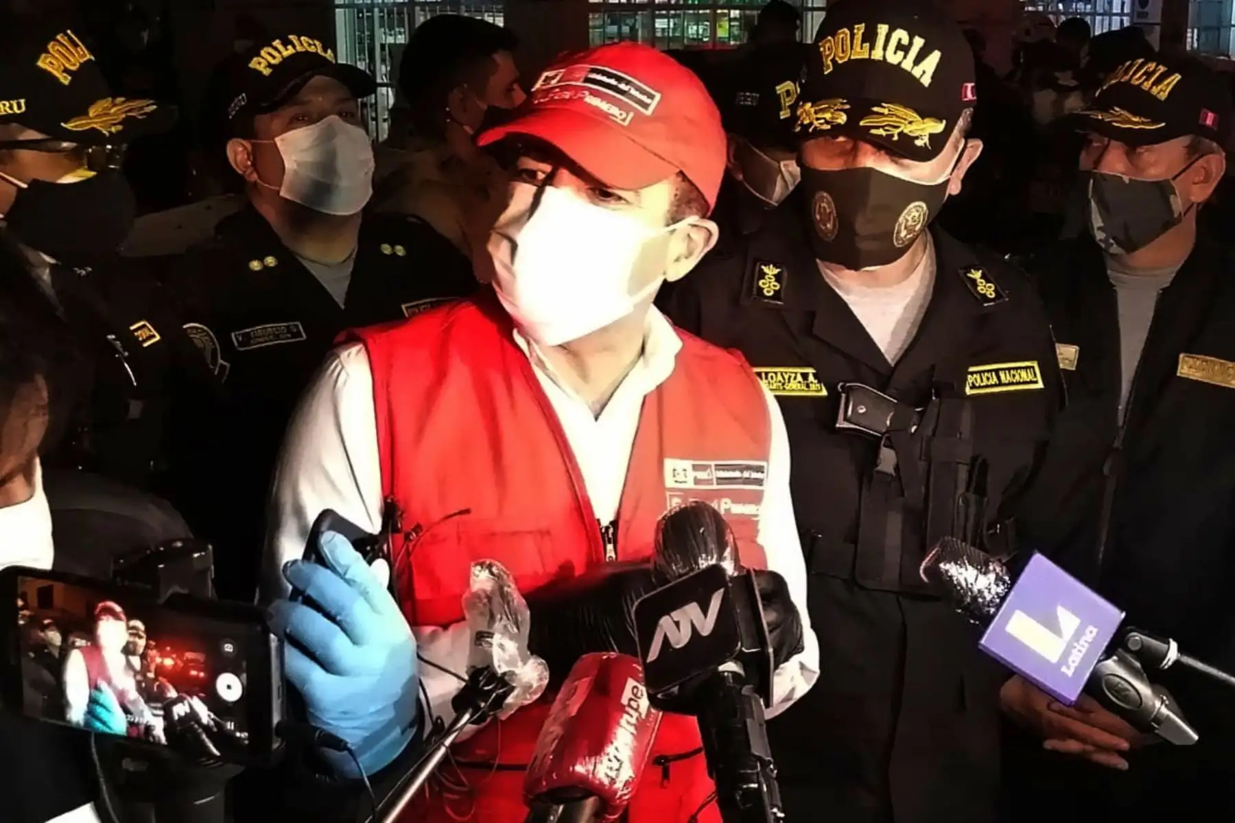 Ministro del Interior, Gastón Rodríguez lidera megaoperativo policial contra la delincuencia común y los infractores del Estado de Emergencia para frenar la propagación del Covid_19 en el distrito de Comas, donde el despliegue de efectivos se realiza por tierra y aire.
Foto:Mininter