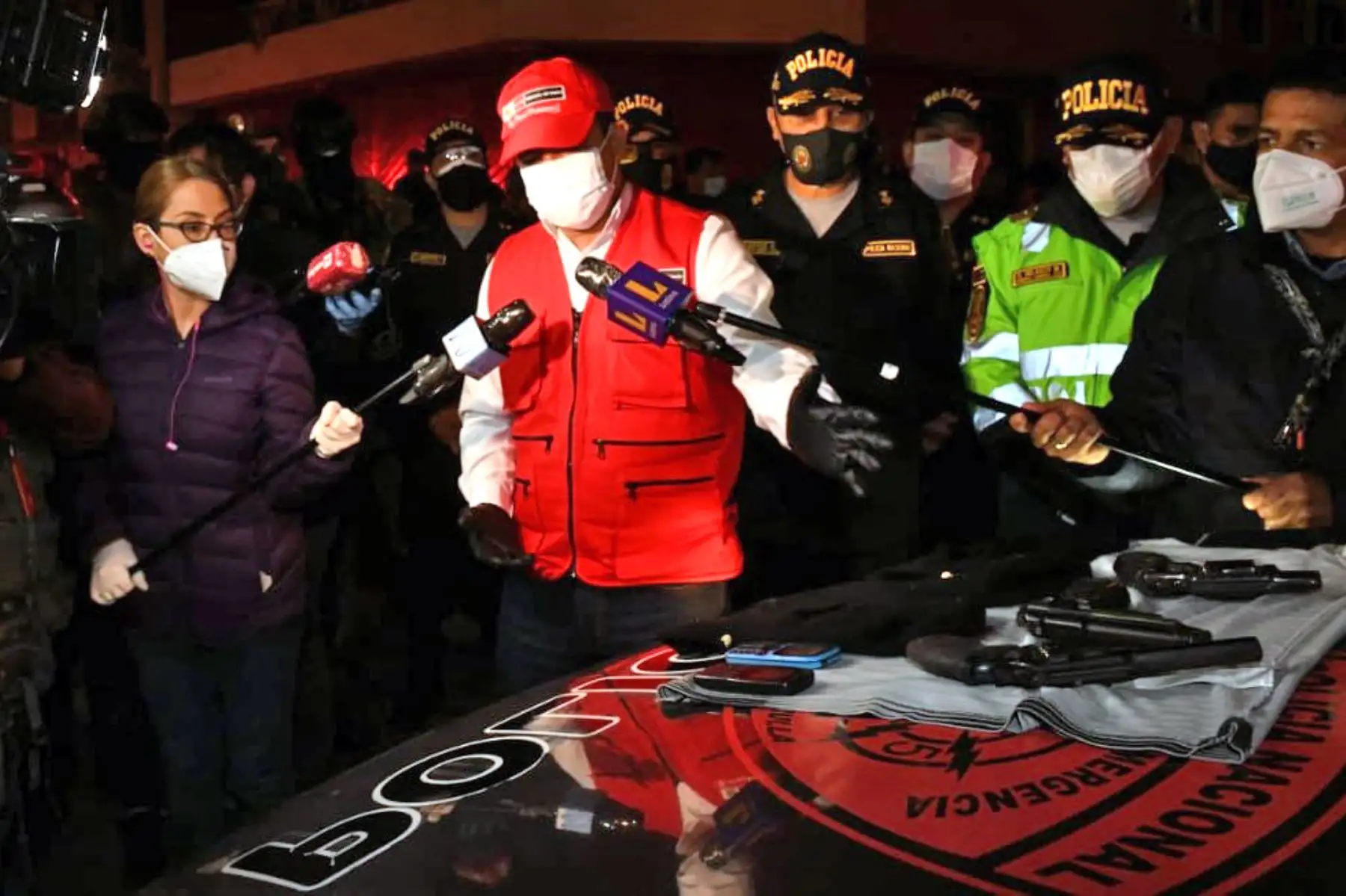 Ministro del Interior, Gastón Rodríguez lidera megaoperativo policial contra la delincuencia común y los infractores del Estado de Emergencia para frenar la propagación del Covid_19 en el distrito de Comas, donde el despliegue de efectivos se realiza por tierra y aire.
Foto:Mininter