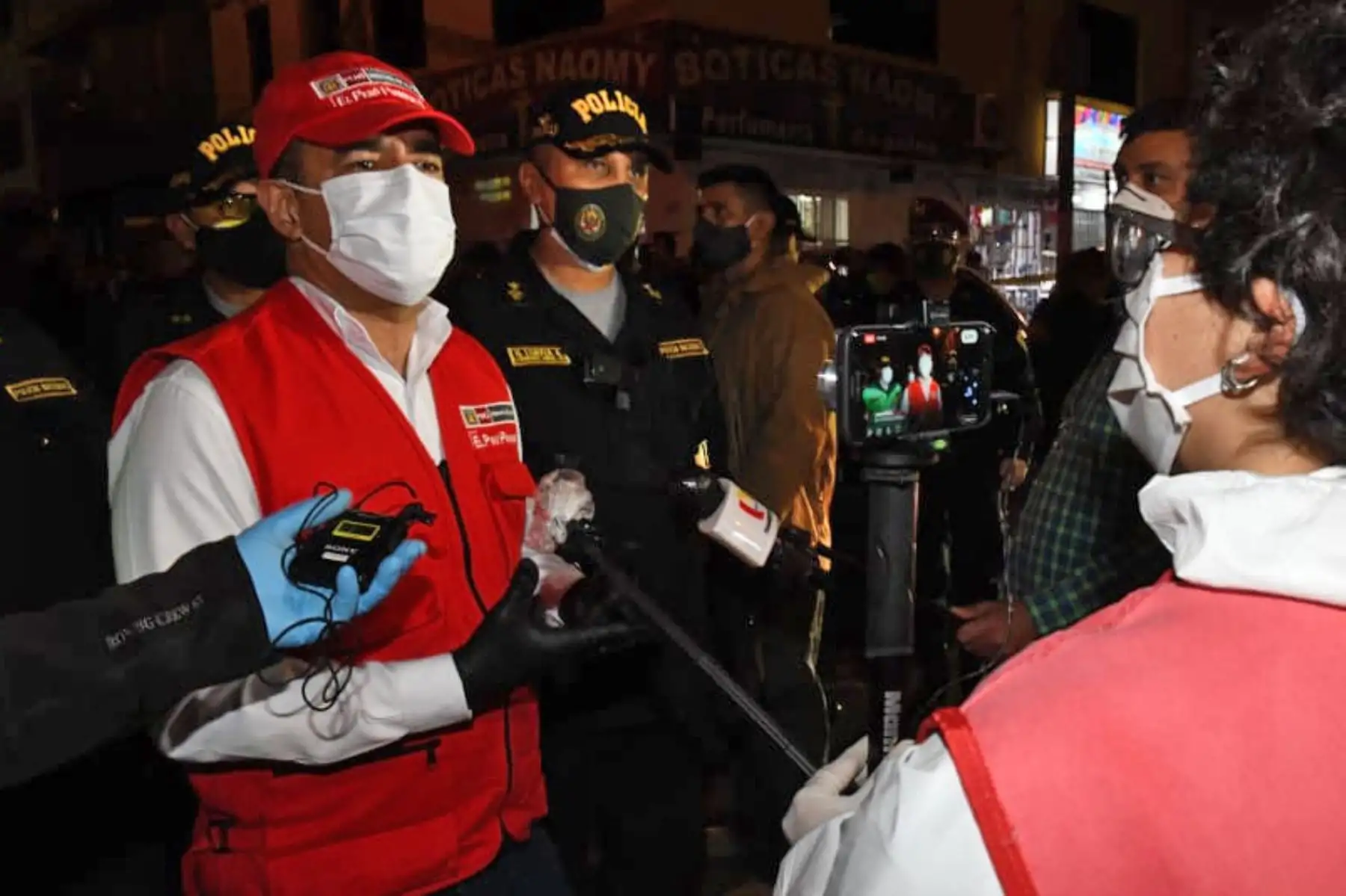Ministro del Interior, Gastón Rodríguez lidera megaoperativo policial contra la delincuencia común y los infractores del Estado de Emergencia para frenar la propagación del Covid_19 en el distrito de Comas, donde el despliegue de efectivos se realiza por tierra y aire.
Foto:Mininter