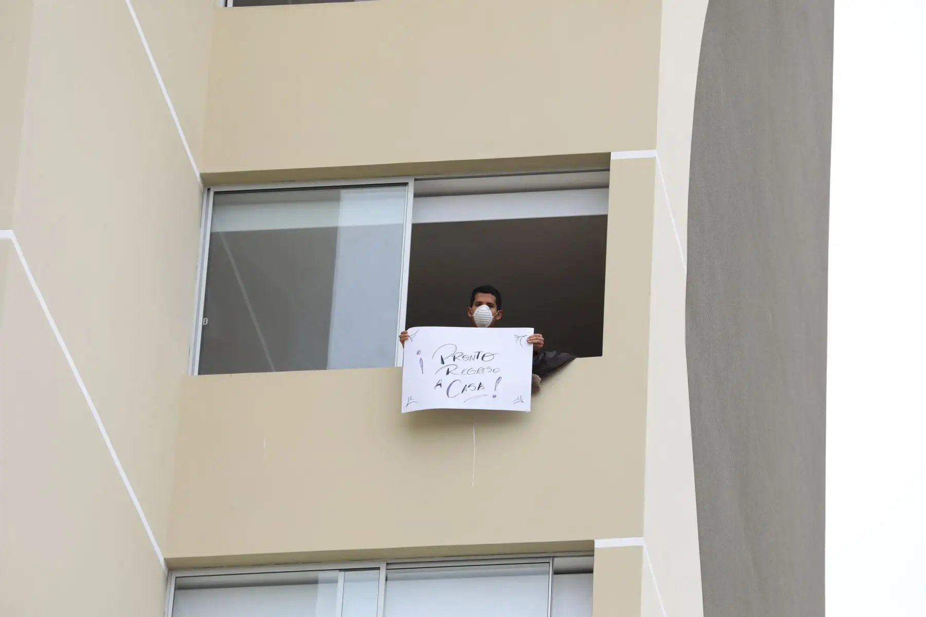 En víspera del Día del Padre, Essalud rindió homenaje a pacientes que cumplen aislamiento en la Villa Panamericana por Covid-19. Foto: ANDINA/Essalud