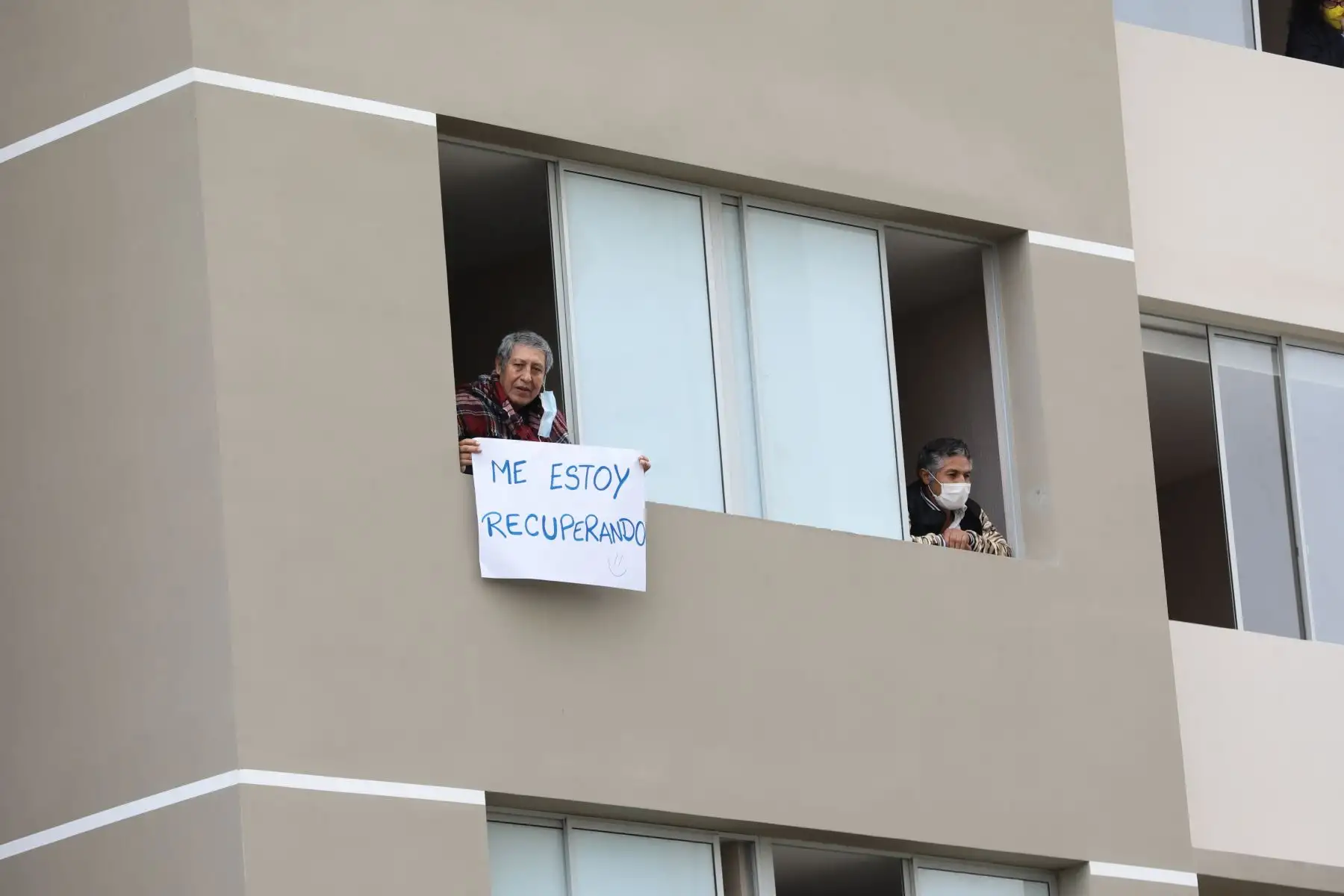 En víspera del Día del Padre, Essalud rindió homenaje a pacientes que cumplen aislamiento en la Villa Panamericana por Covid-19. Foto: ANDINA/Essalud