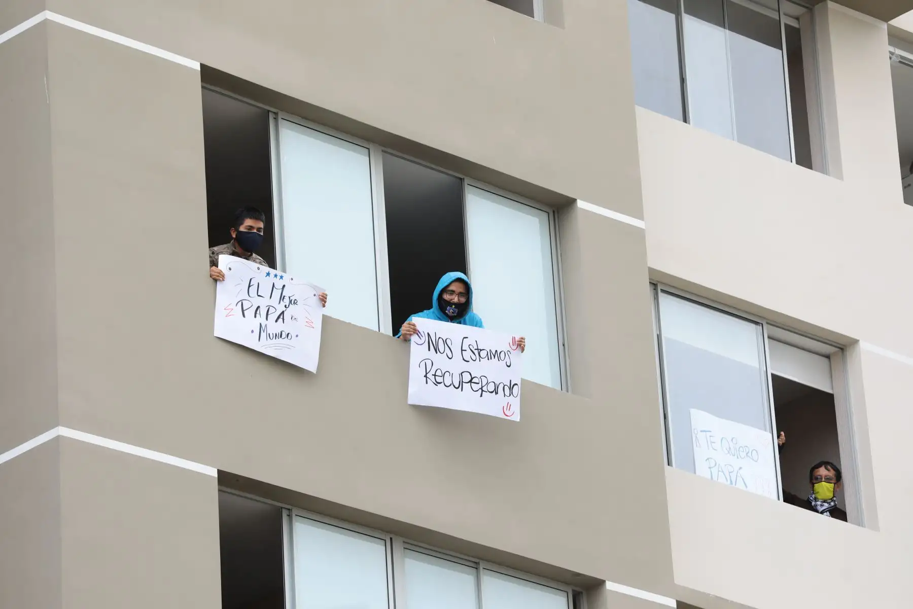 En víspera del Día del Padre, Essalud rindió homenaje a pacientes que cumplen aislamiento en la Villa Panamericana por Covid-19. Foto: ANDINA/Essalud