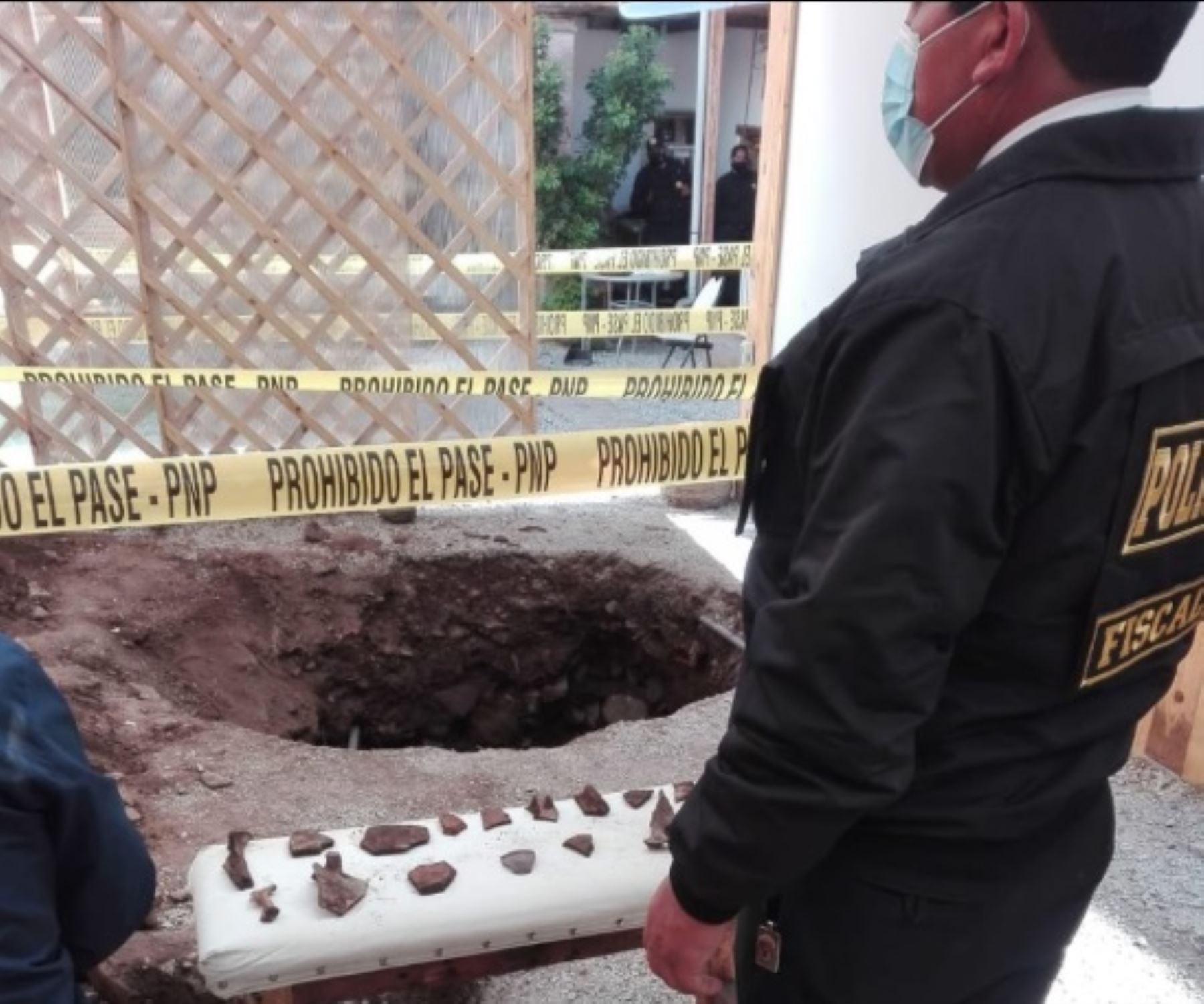 Trece personas, entre varones y mujeres, fueron detenidos por agentes la Policía Nacional y representantes de la Fiscalía de Prevención del Delito por retirar objetos arqueológicos y restos óseos del patio tras realizar un forado en una casona ubicada en el centro histórico de la ciudad de Cusco.