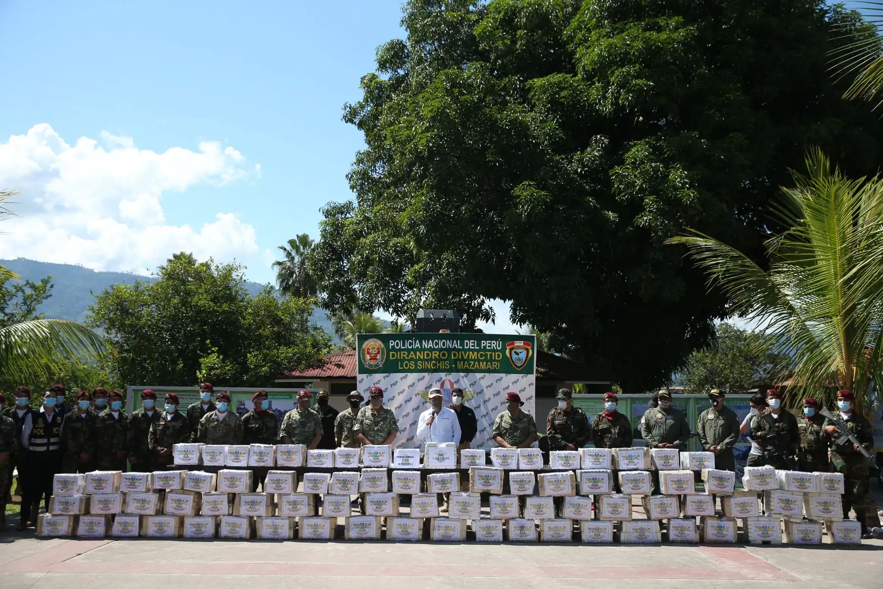 Ministro del Interior Gastón Rodríguez visita la base de los Sinchis de Mazamari y presenta el operativo PNP donde se decomisó más 1,466 kilos de cocaína y la detención de 15 personas. Foto: ANDINA/ Jhonel Rodríguez Robles