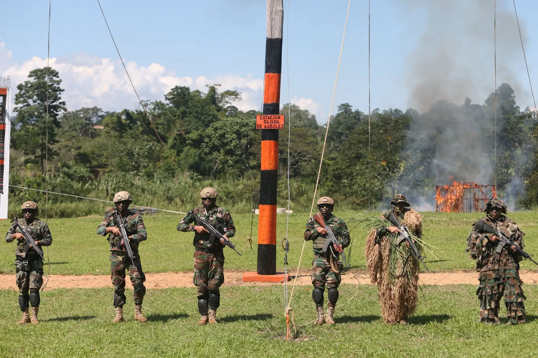Los Sinchis realizaron una demostración de sus entrenamientos en tierra y sus maniobras tácticas aplicadas en operaciones de combate. Foto: ANDINA/Jhonel Rodríguez