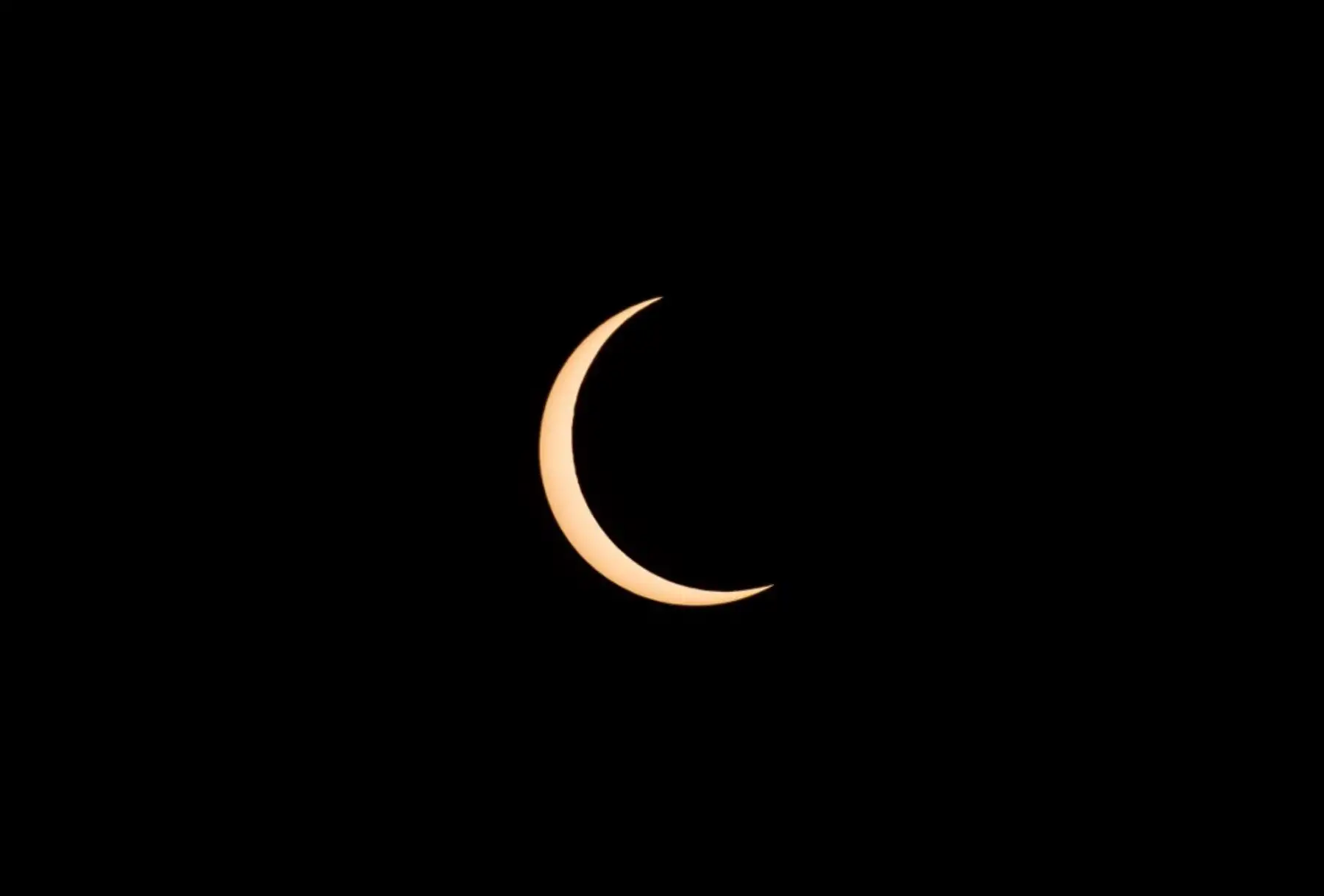 La luna se mueve frente al sol durante un eclipse solar anular en Hong Kong el 21 de junio de 2020. Foto: AFP