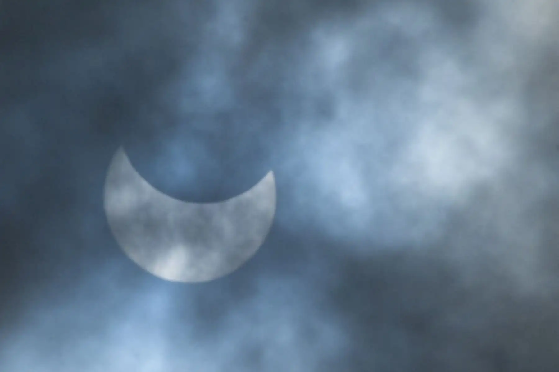 La luna se mueve frente al sol durante un eclipse solar anular visto a través de las nubes el 21 de junio de 2020, en Dhaka, Bangladesh. Foto: AFP