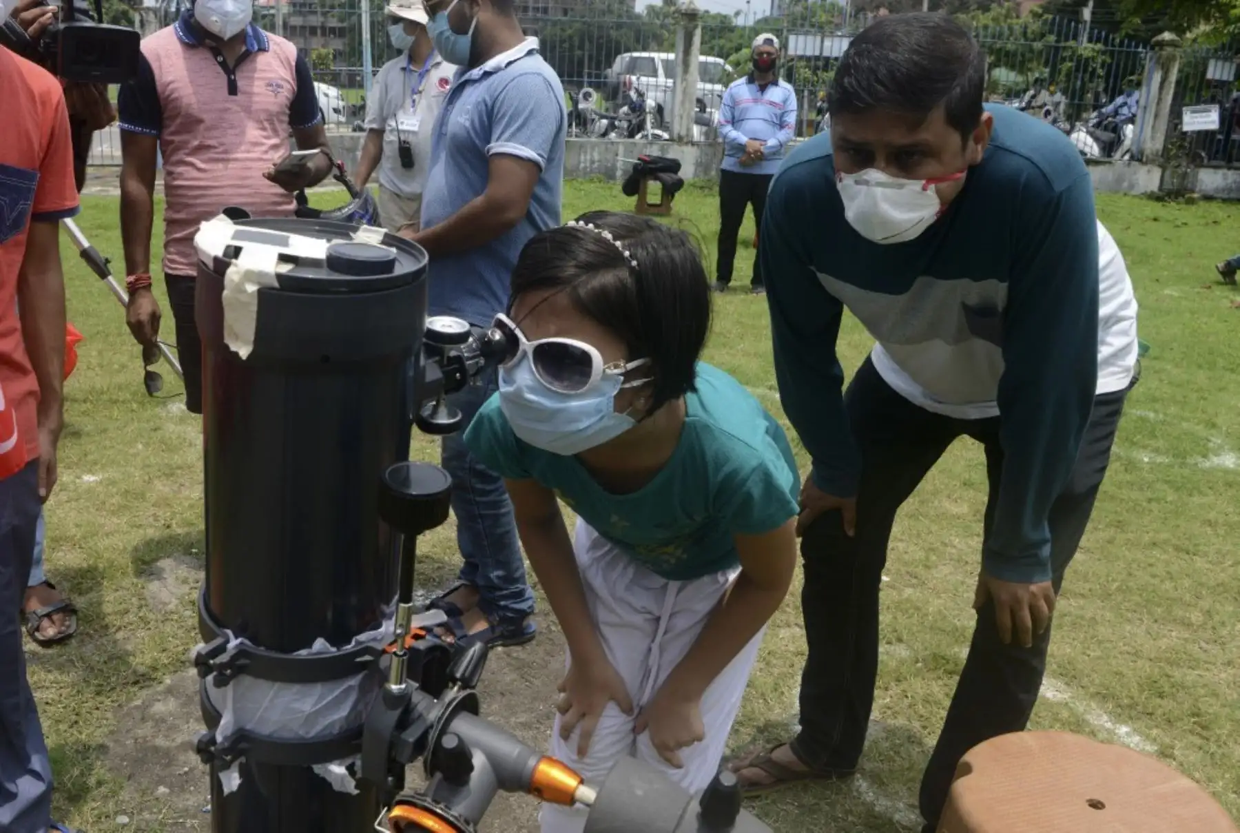 Una mujer observa el eclipse solar anular con un telescopio en Siliguri, en la India. Foto: AFP