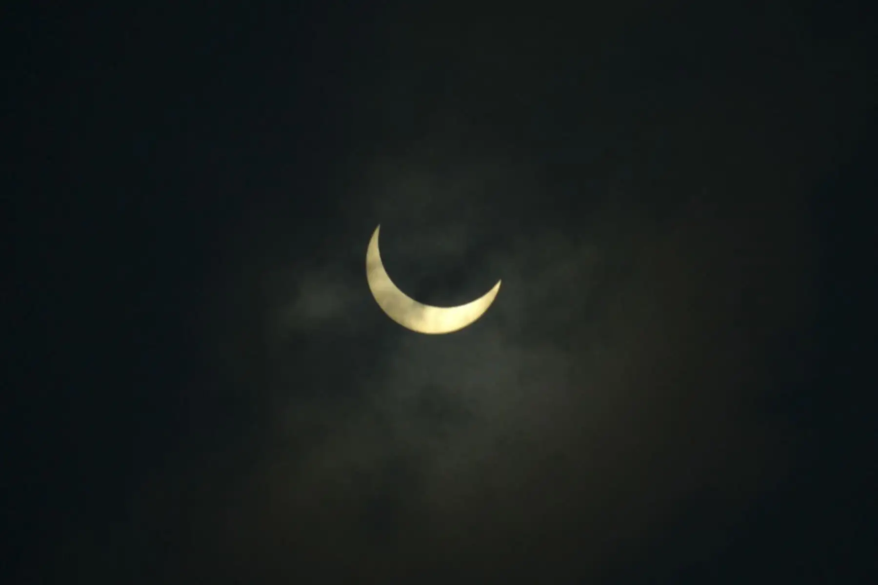 La luna cubre parcialmente el sol durante un eclipse solar anular visto desde Siliguri, en la India. Foto: AFP
