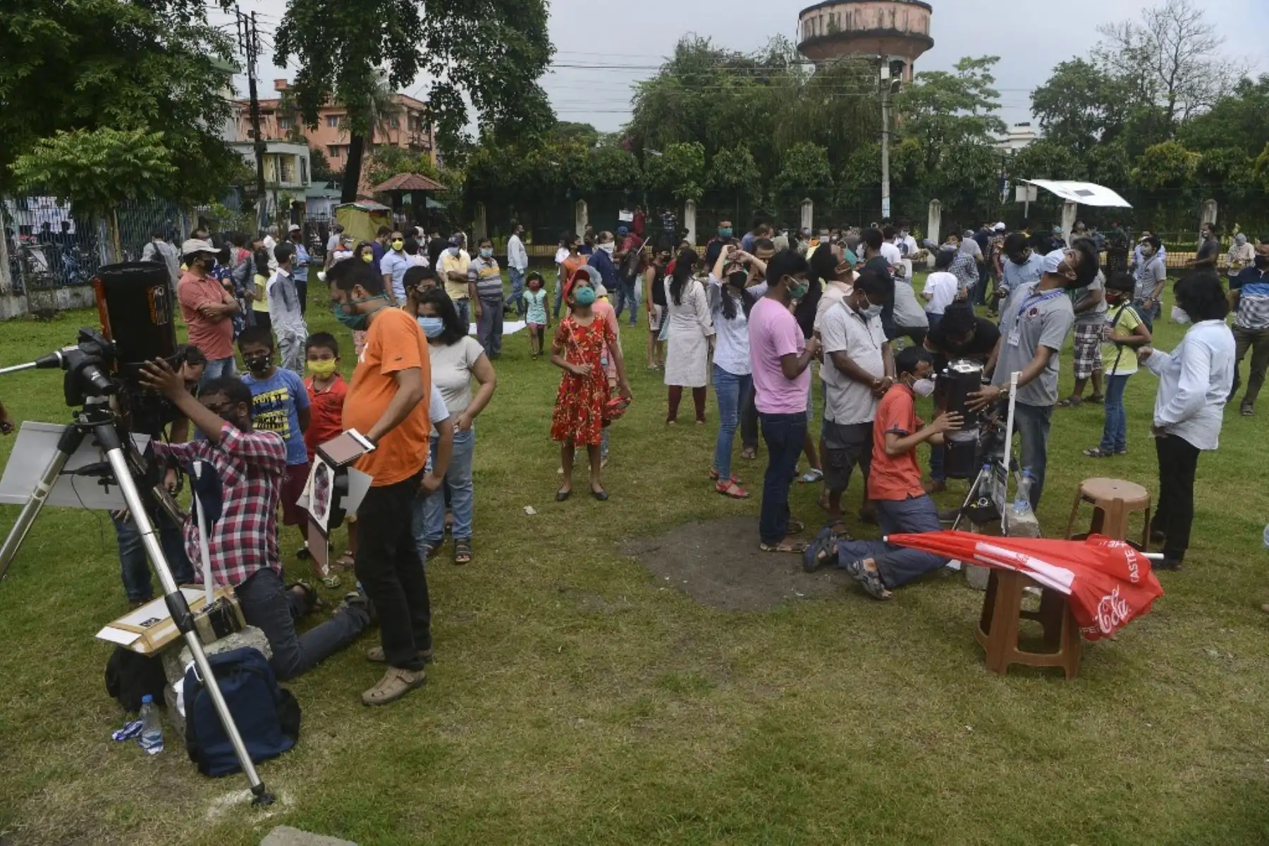 Voluntarios de la Asociación de Observadores del Cielo de Bengala del Norte (SWAN) ayudan a entusiastas observadores del cielo a presenciar un eclipse solar anular en Siliguri, en la India. Foto: AFP