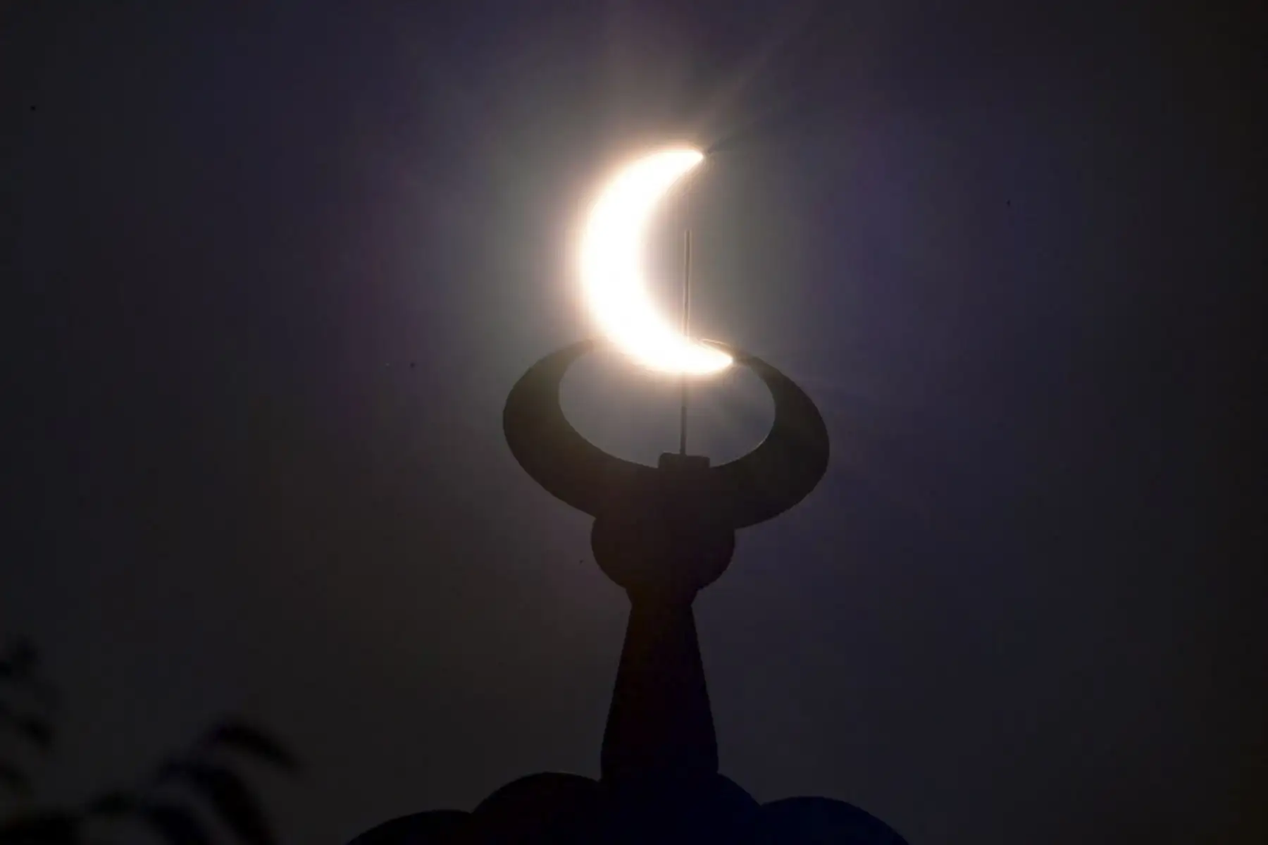 La luna cubre parcialmente el sol durante un eclipse solar anular visto desde el emirato del Golfo de Dubai. Foto: AFP