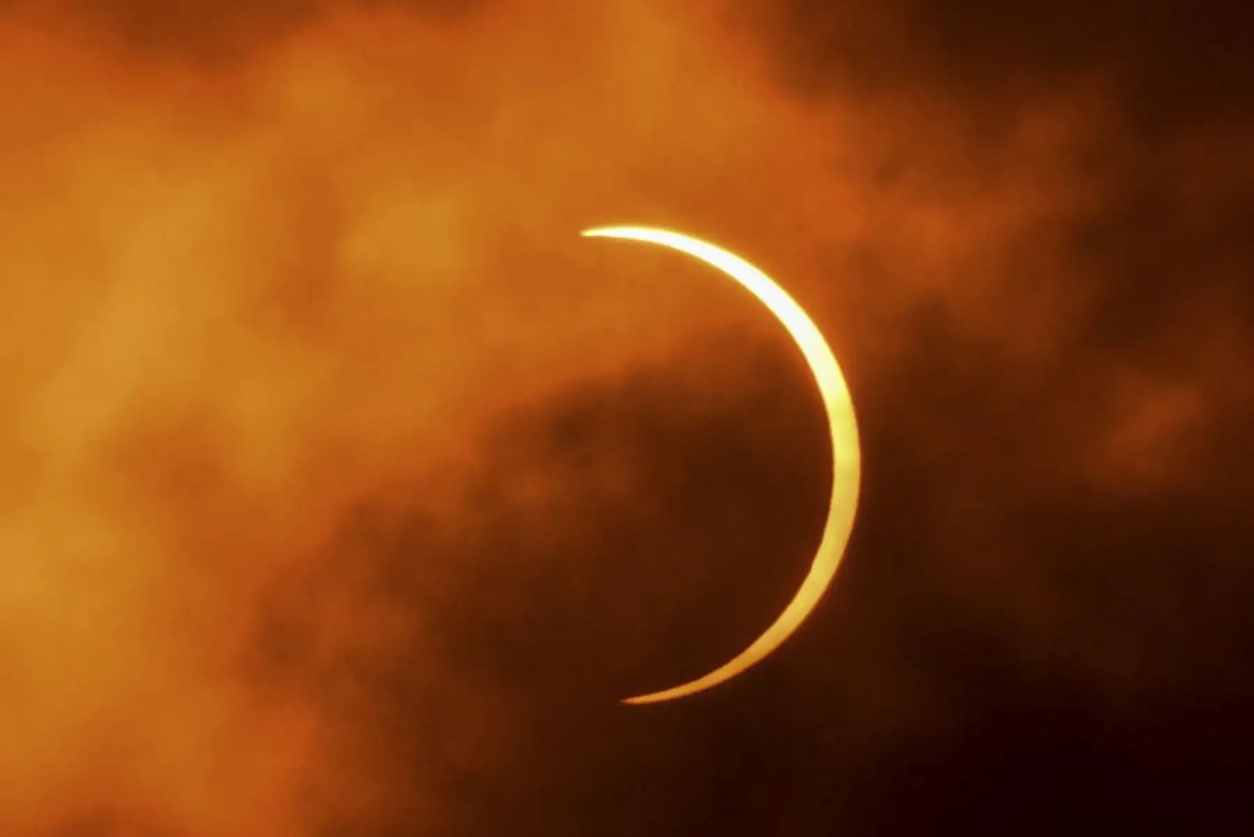 La luna se mueve frente al sol durante un eclipse solar anular visto a través de las nubes desde Nueva Delhi, en la India. Foto: AFP
