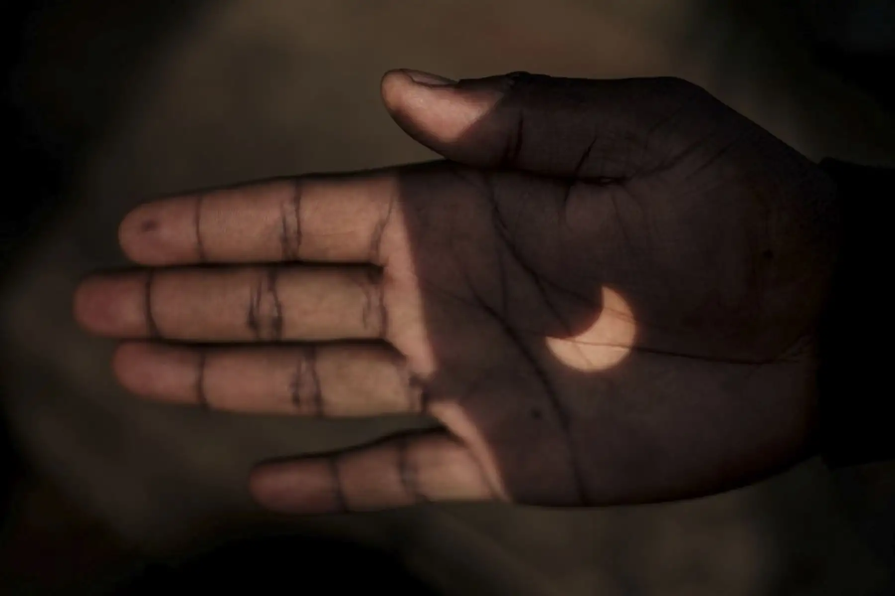 El eclipse solar parcial se proyecta en la mano de un hombre de Kenia a través de binoculares en Nairobi, Kenia. Foto:AFP