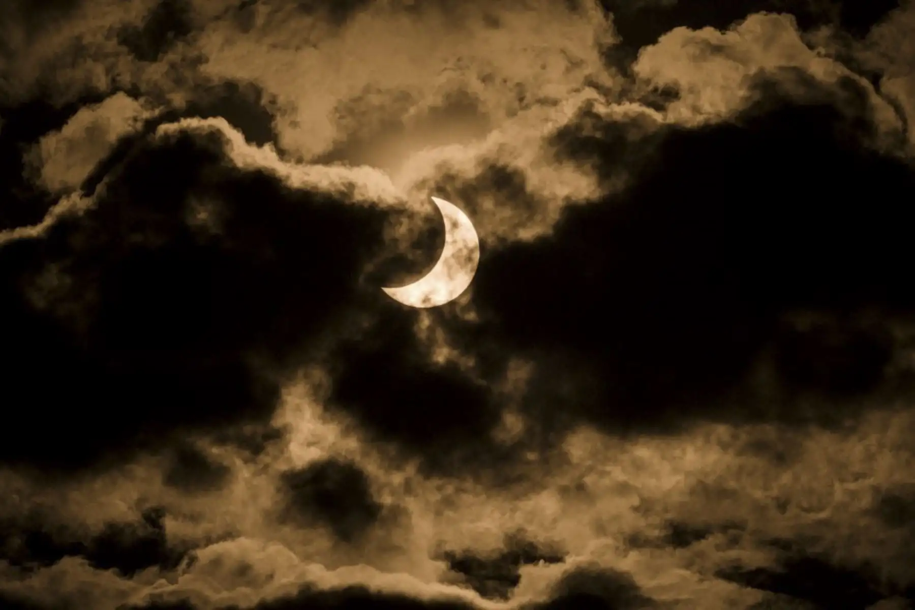 El eclipse solar parcial se captura con un filtro infrarrojo en el cielo nublado en Nairobi, Kenia. Foto:AFP