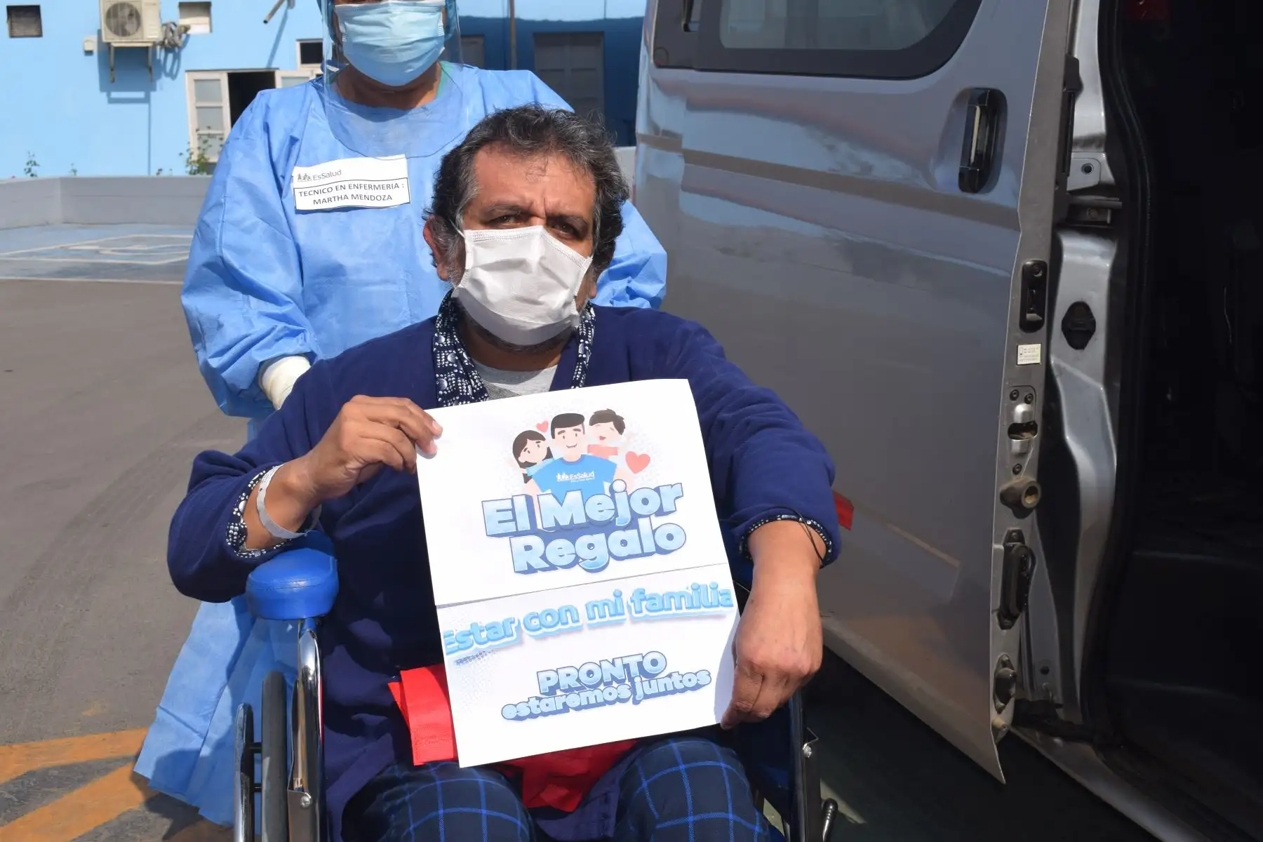 Essalud rinde homenaje a pacientes y trabajadores del hospital Almenara por el Día del Padre. Foto: ANDINA/Essalud