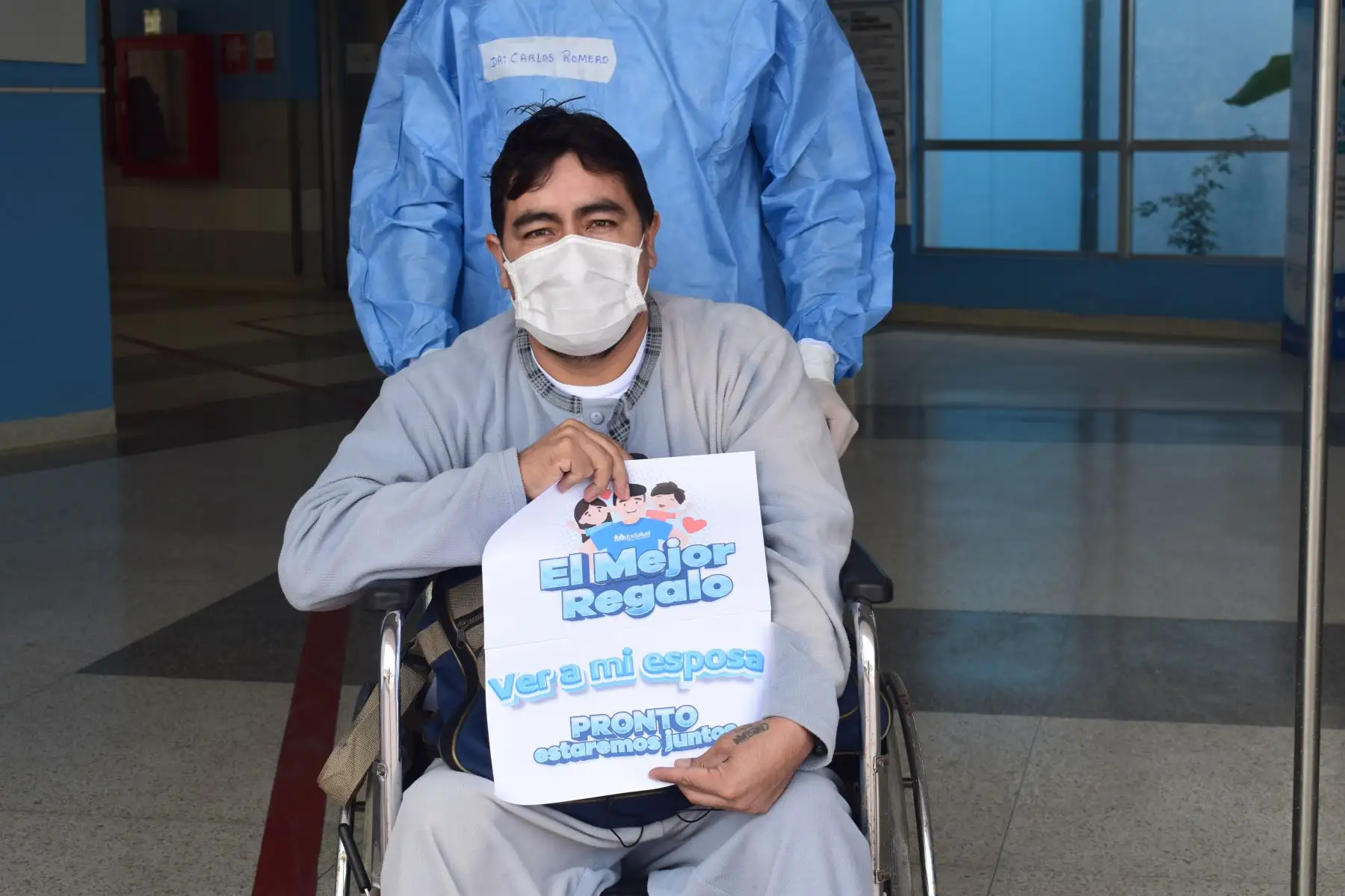 Essalud rinde homenaje a pacientes y trabajadores del hospital Almenara por el Día del Padre. Foto: ANDINA/Essalud
