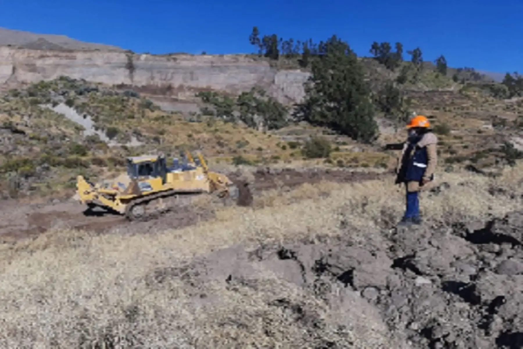 Los trabajos están a cargo del gobierno regional y Autodema, que trasladaron a la zona un poll de maquinaria, logrando al momento abrir uno de los tres accesos planteados por los especialistas para retirar la tierra acumulada en el cauce del río