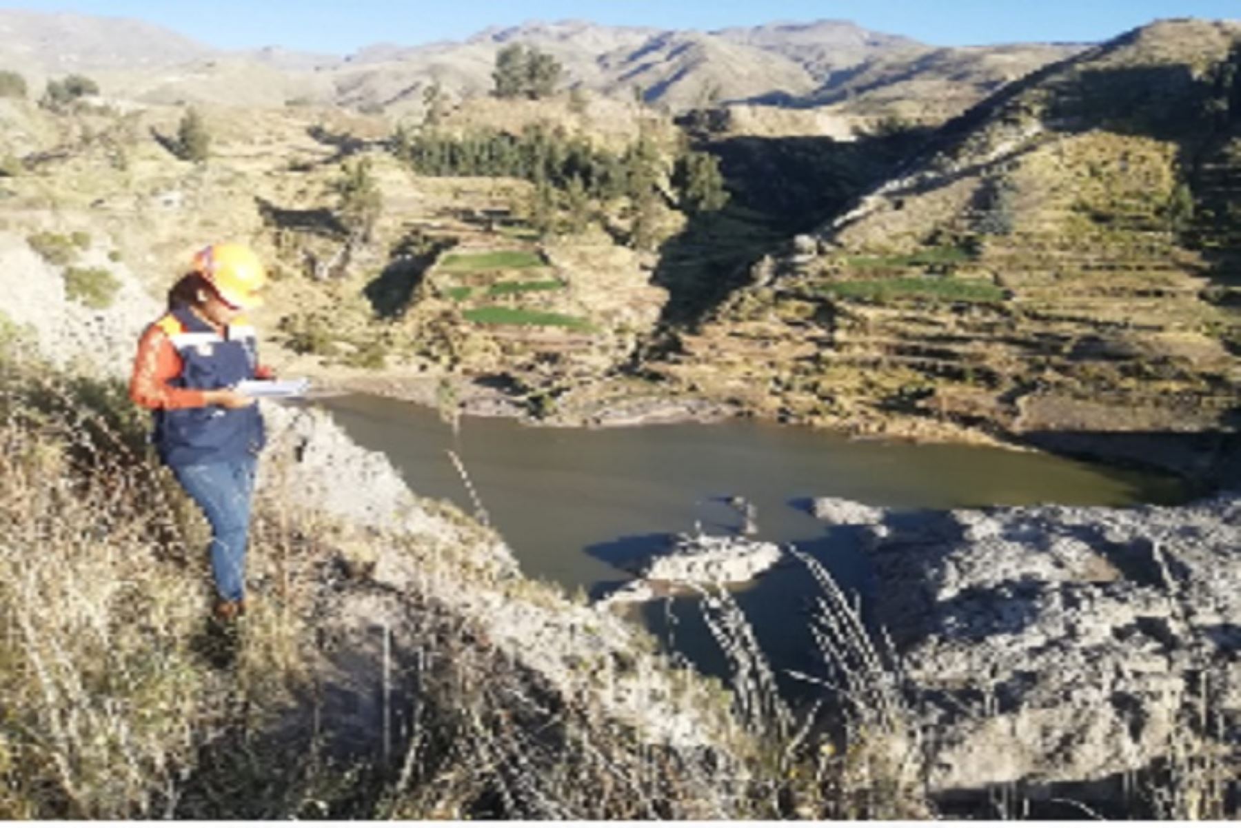 Avanzan los trabajos de remoción de escombros del cauce del río Colca (Arequipa), afectado por un deslizamiento de tierra. Foto: ANDINA/Difusión