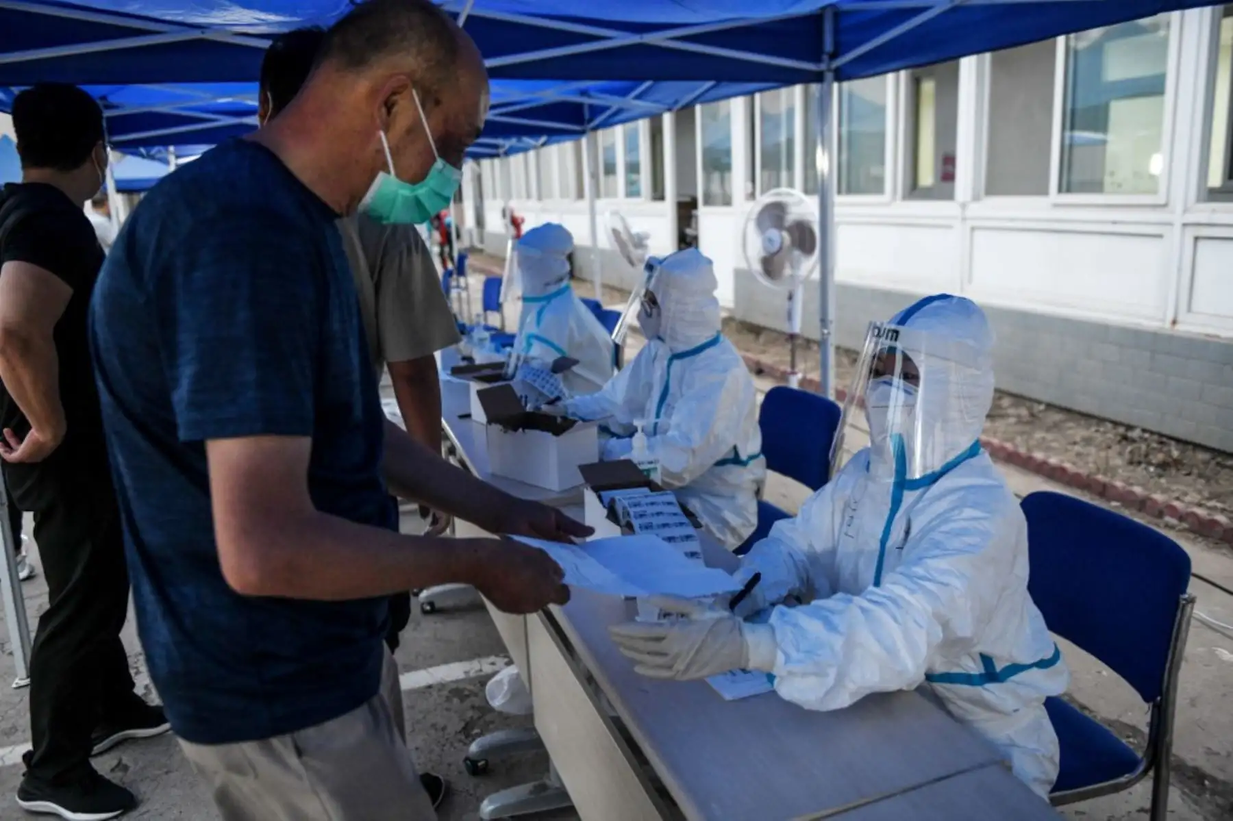 Un hombre se registra para someterse a una prueba de hisopo para el coronavirus covid-19 en un centro de pruebas en Pekín. Foto:  AFP