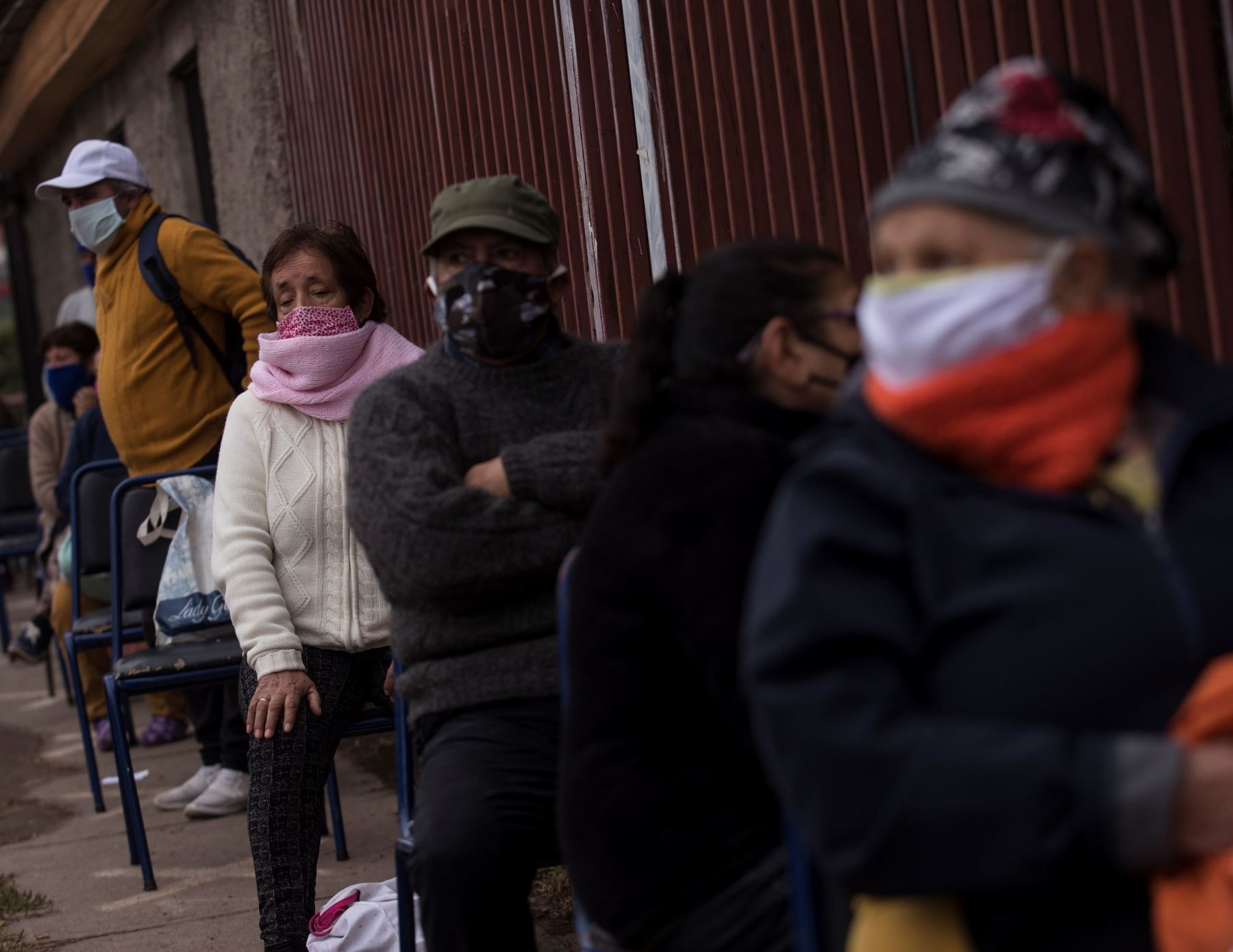 Chile se encuentra actualmente bajo estado de excepción por catástrofe y toque de queda nocturno, con las fronteras cerradas, al igual que las escuelas y los negocios que no son de primera necesidad. Foto: EFE